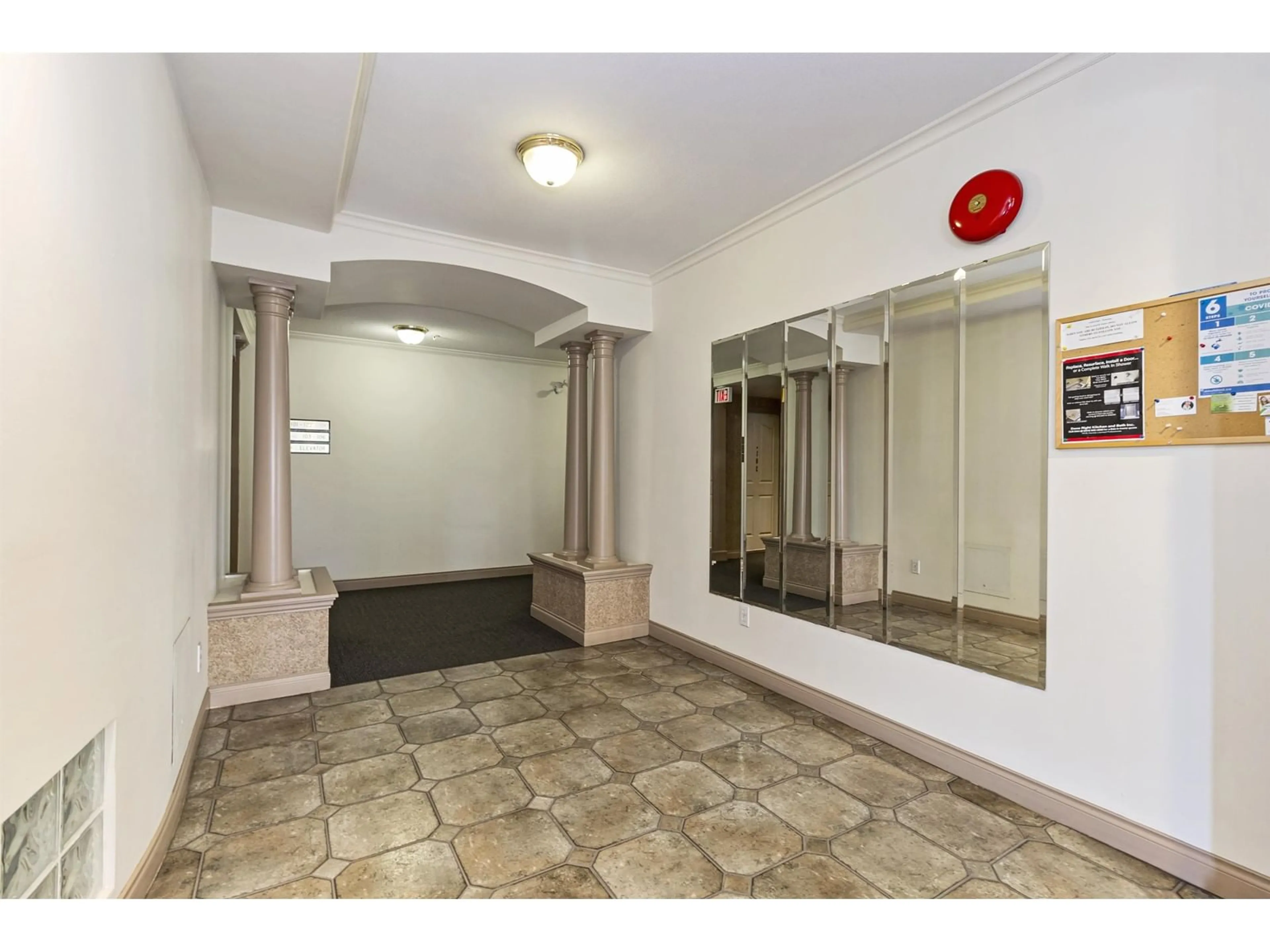 Indoor foyer for 103 - 32120 MT WADDINGTON, Abbotsford British Columbia V2T2E8