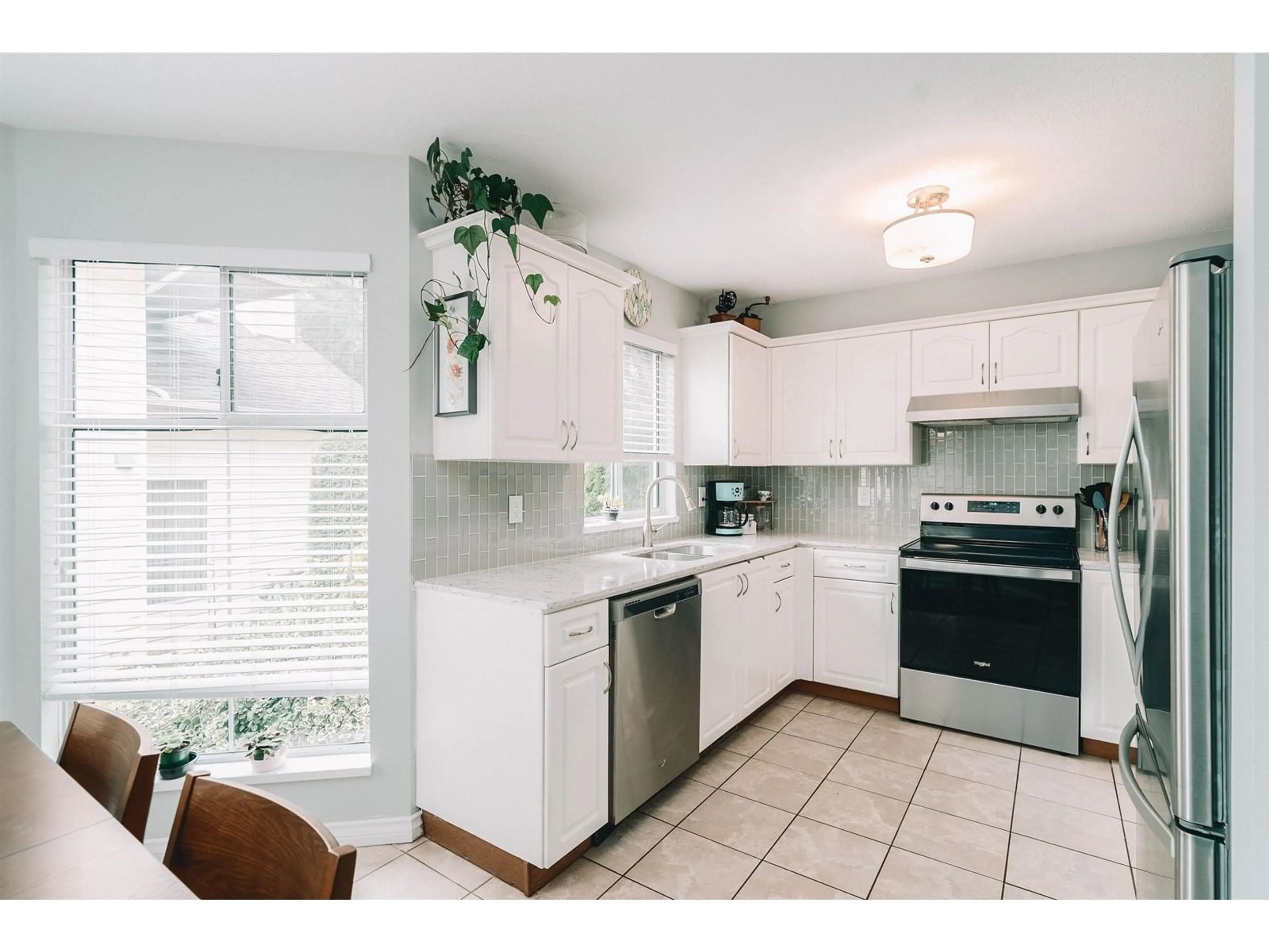 Kitchen, ceramic floors, cottage for 72 6140 192 STREET, Surrey British Columbia V3S7V7