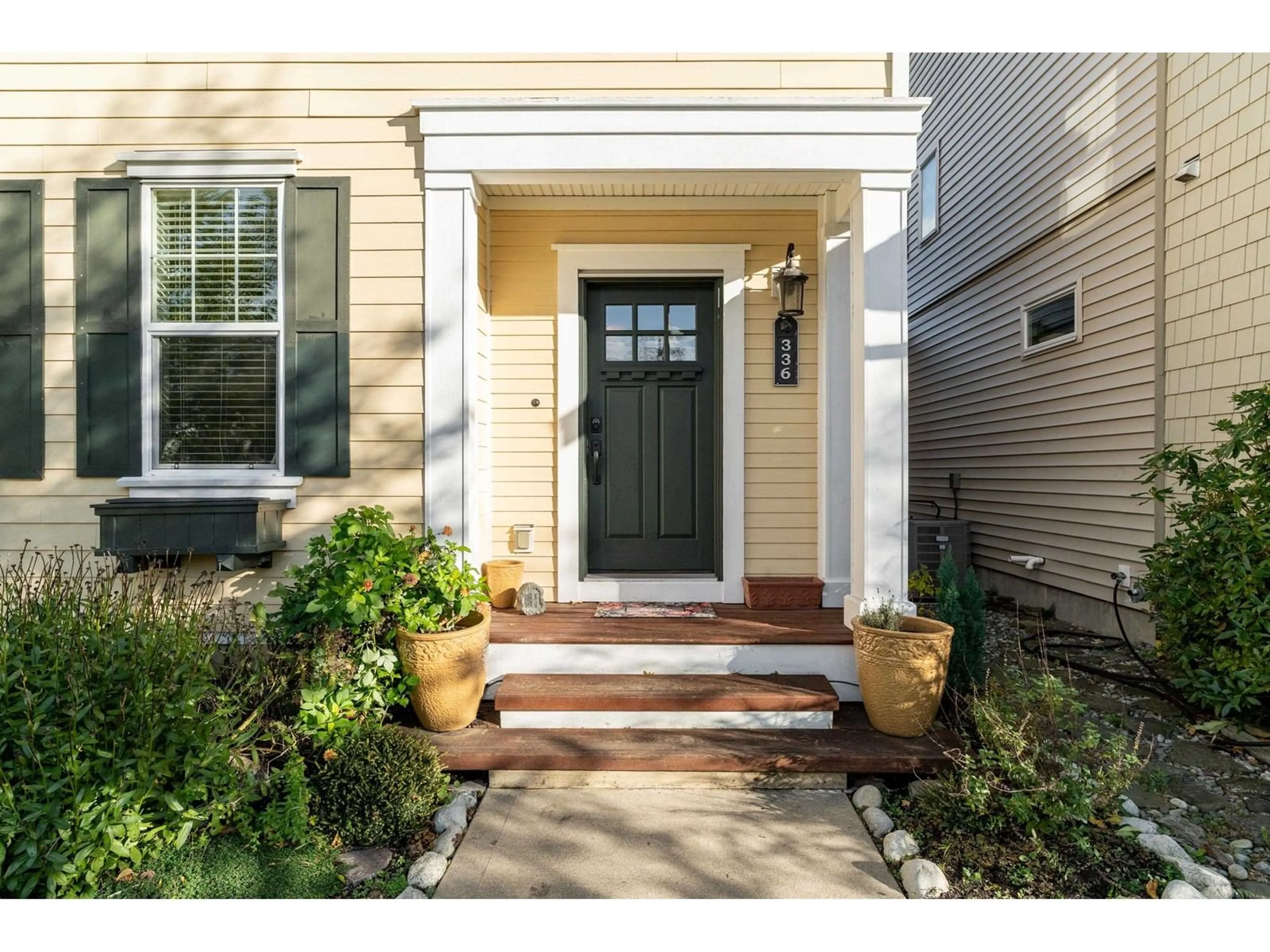 Indoor entryway, wood floors for 336 172 STREET, Surrey British Columbia V3Z9P7