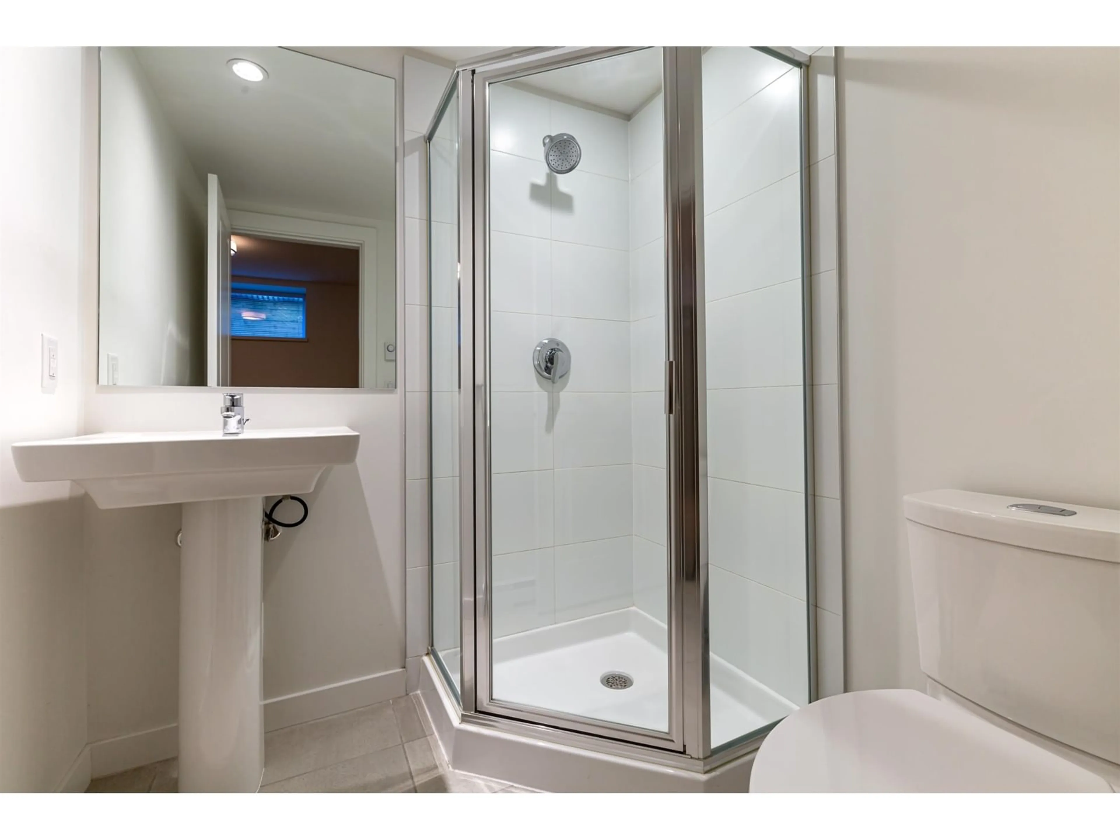 Standard bathroom for 51 15898 27 AVENUE, Surrey British Columbia V3Z0T2