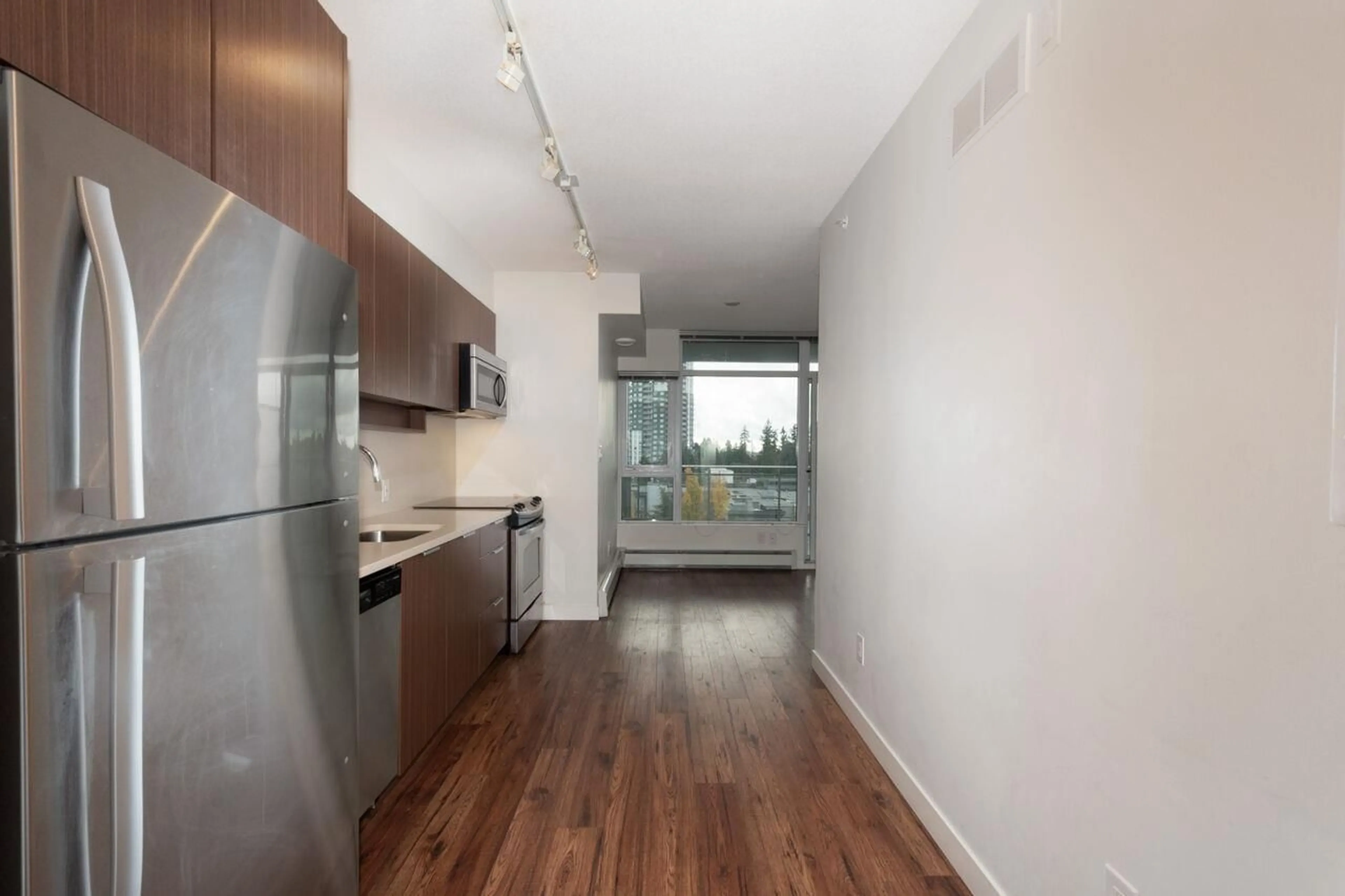 Standard kitchen, wood floors, the street view for 708 13308 CENTRAL AVENUE, Surrey British Columbia V3T0M4