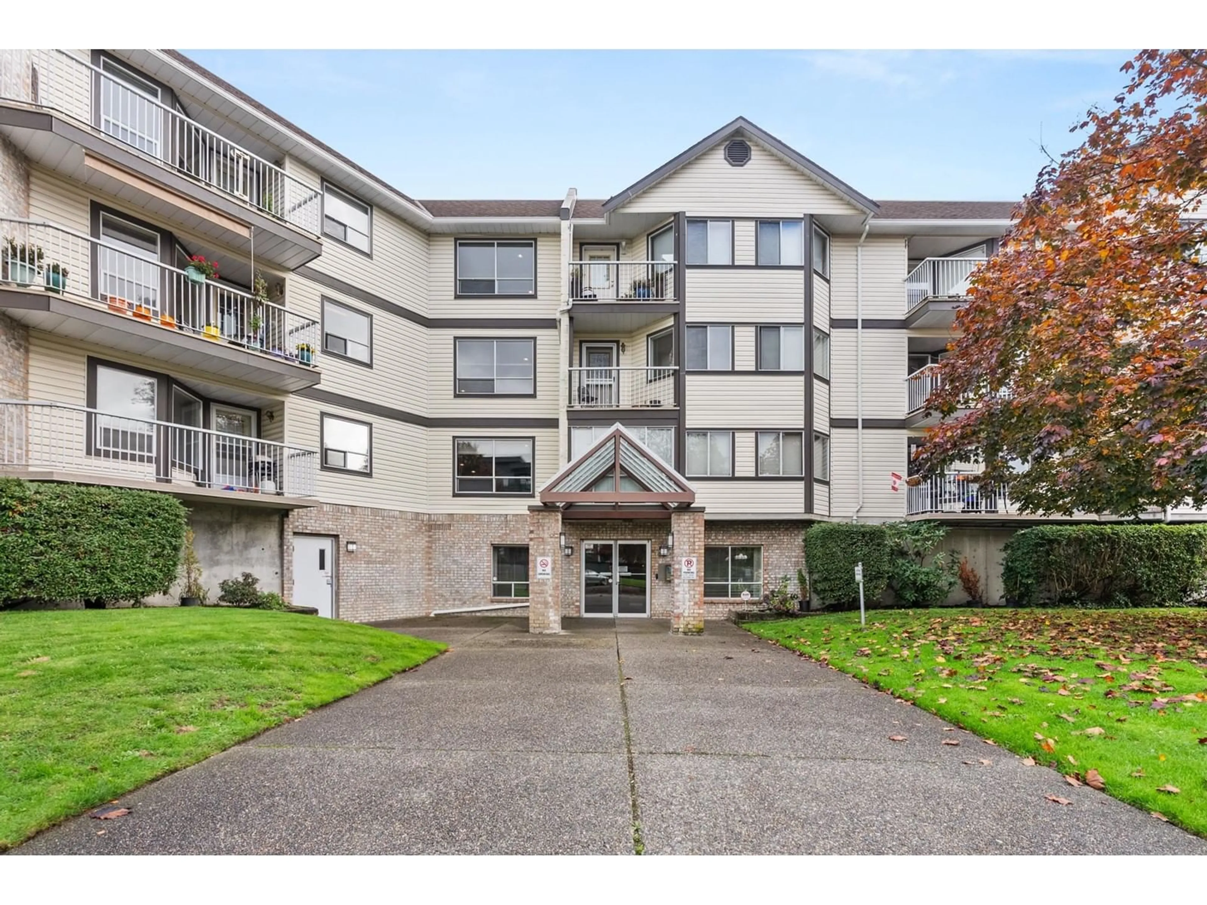 A pic from exterior of the house or condo, the front or back of building for 120 5710 201 STREET, Langley British Columbia V3A8A8