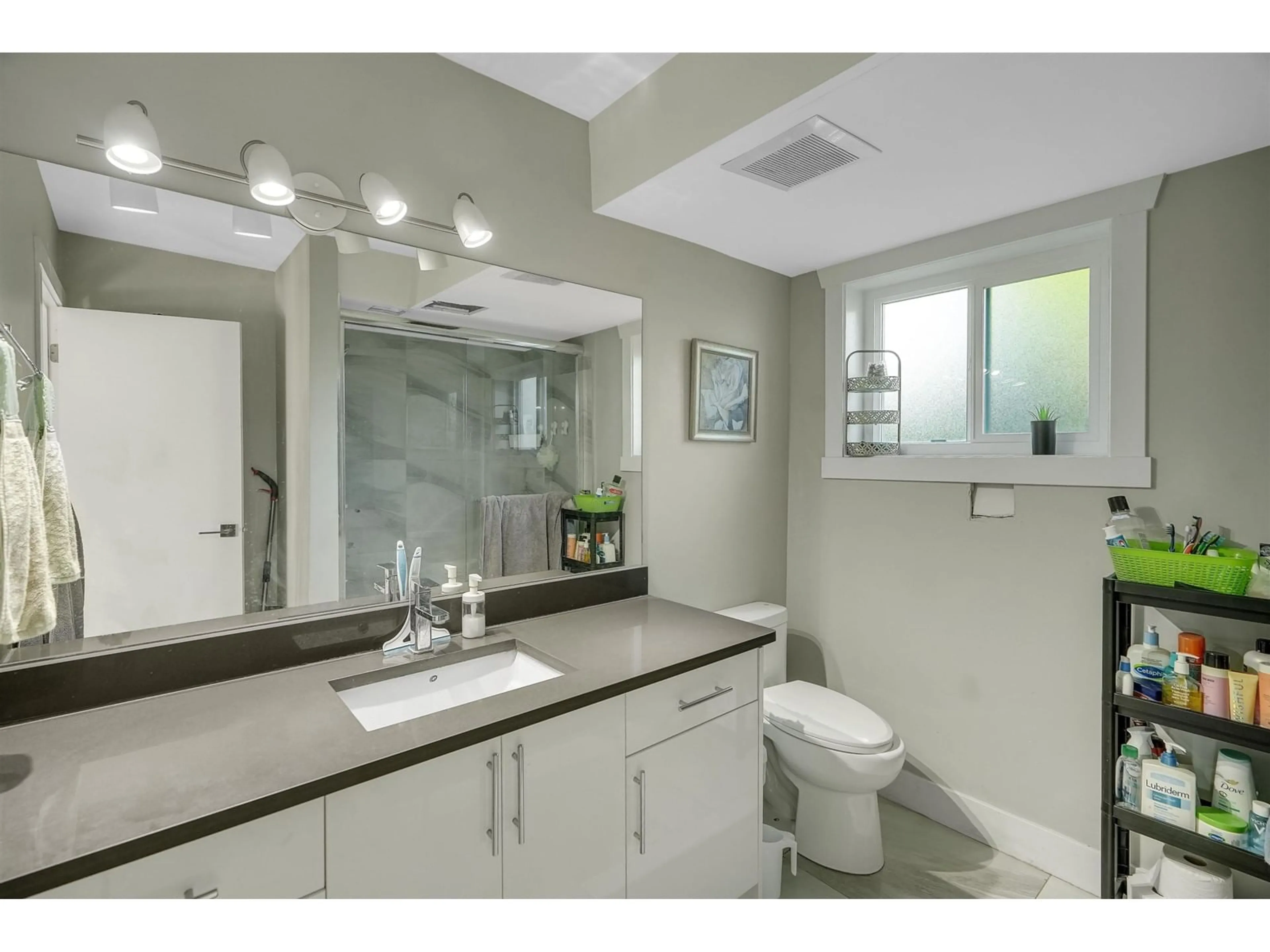 Standard bathroom, ceramic floors for 2614 VALEMONT CRESCENT, Abbotsford British Columbia V2T3V5