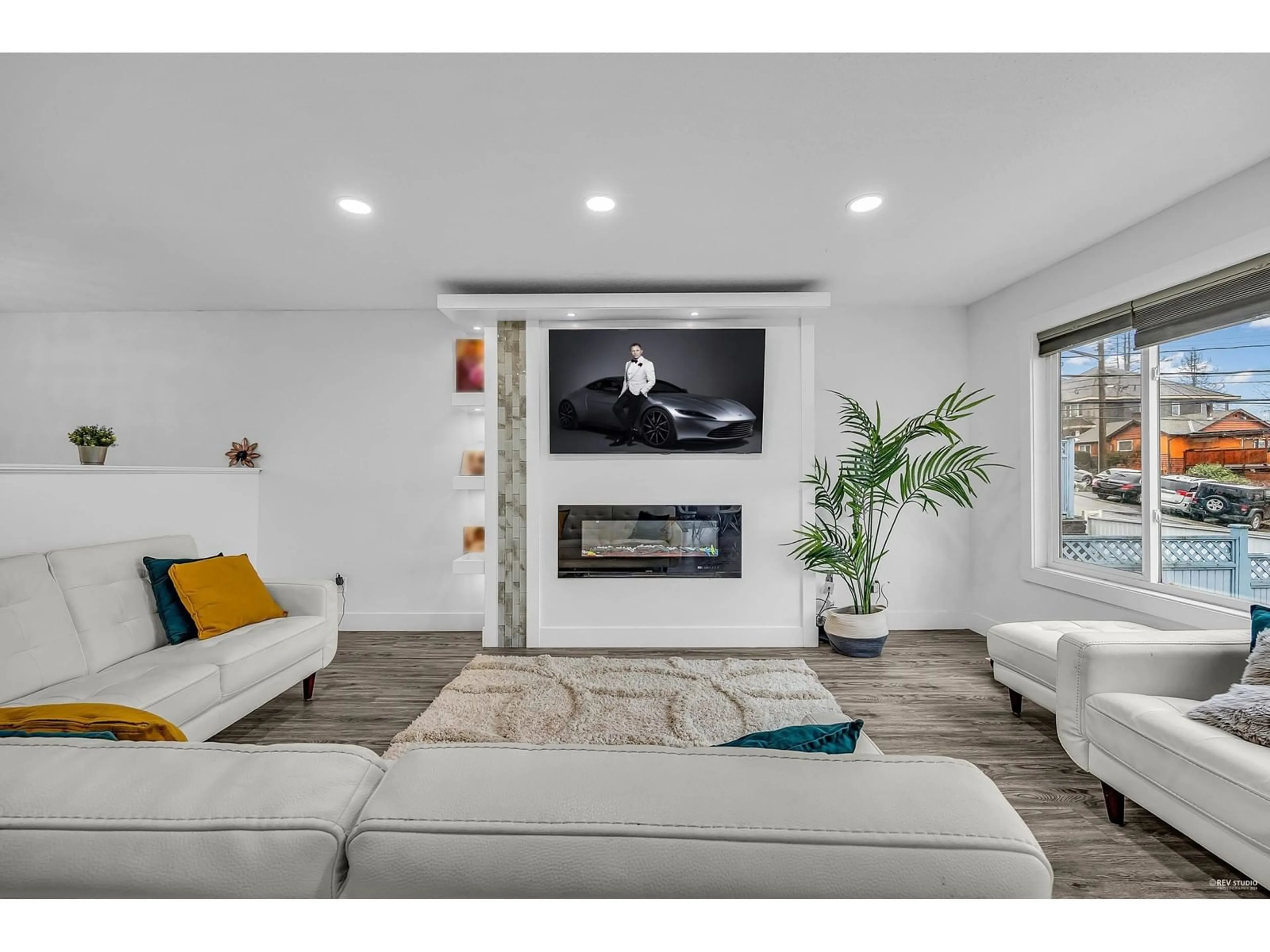 Living room, wood floors for 11034 129 STREET, Surrey British Columbia V3T3J4