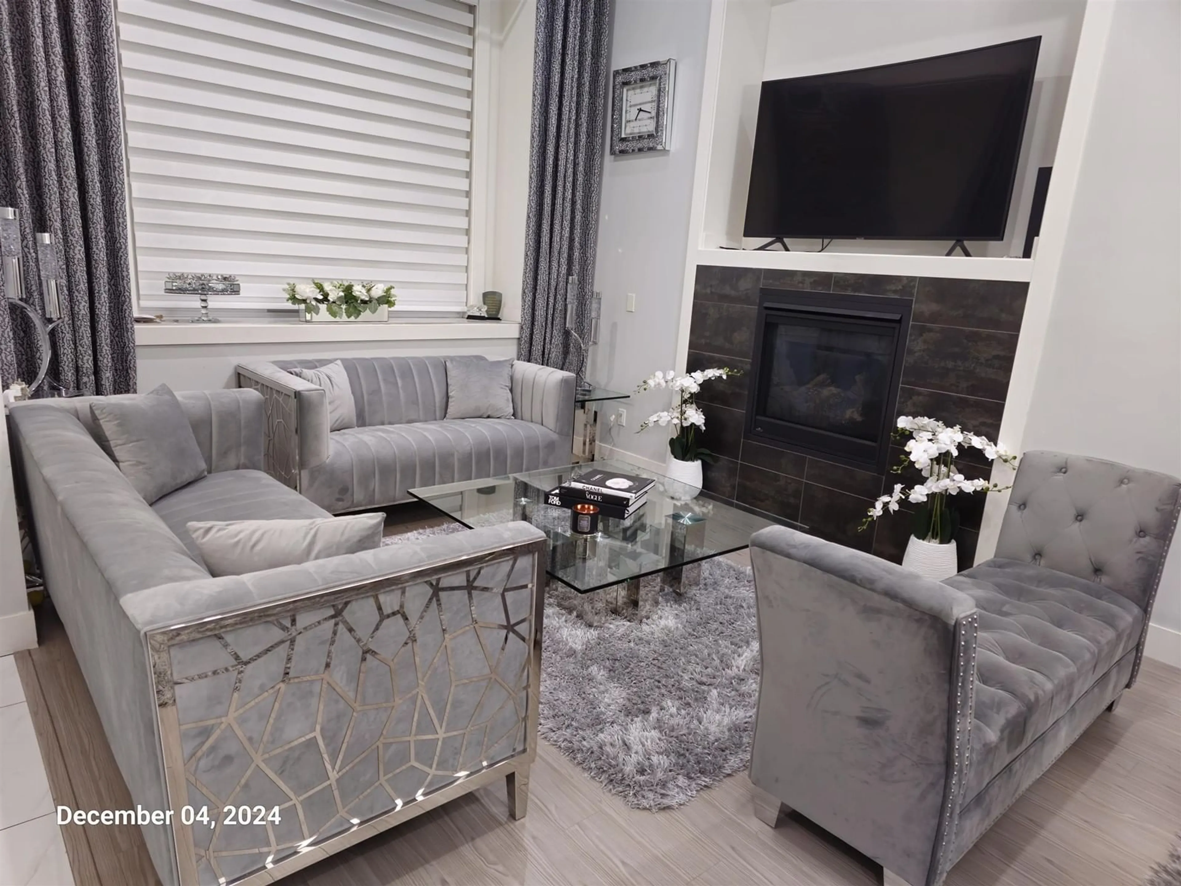 Living room with furniture, unknown for 3167 ENGINEER, Abbotsford British Columbia V4X0A7
