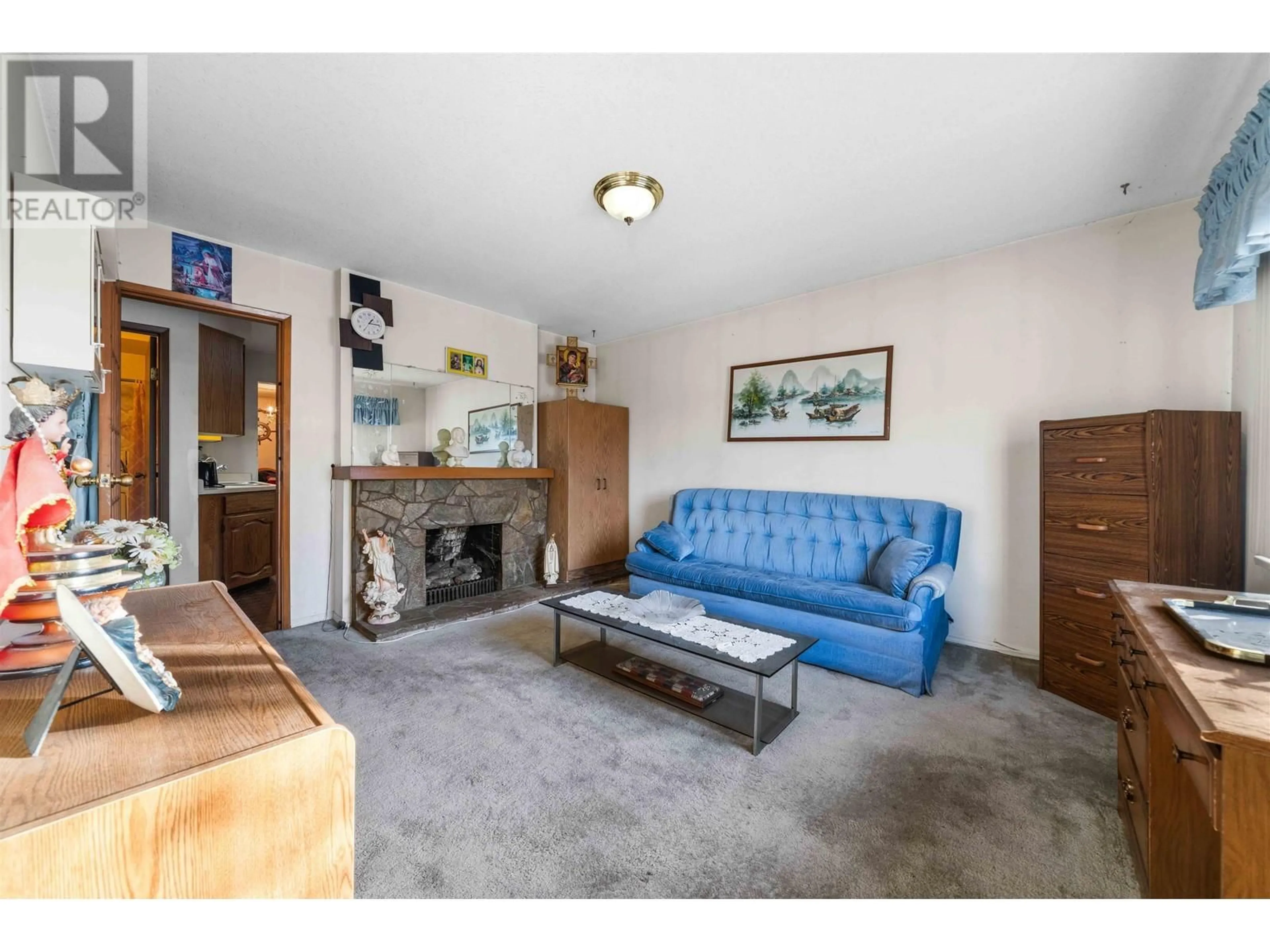 Living room, carpet floors for 5266 FRASER STREET, Vancouver British Columbia V5W2Y9