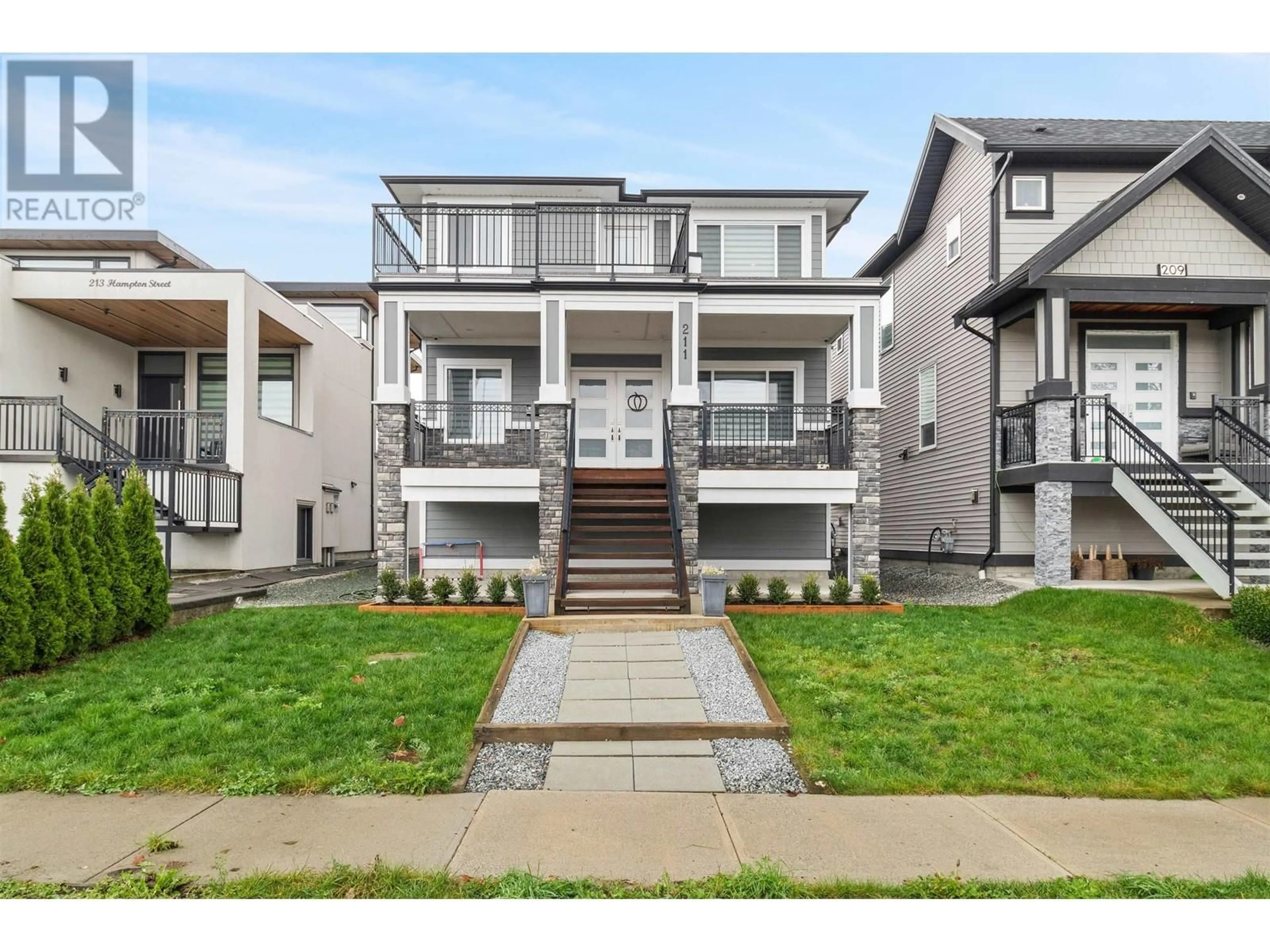 Frontside or backside of a home, the street view for 211 HAMPTON STREET, New Westminster British Columbia V3M5L6