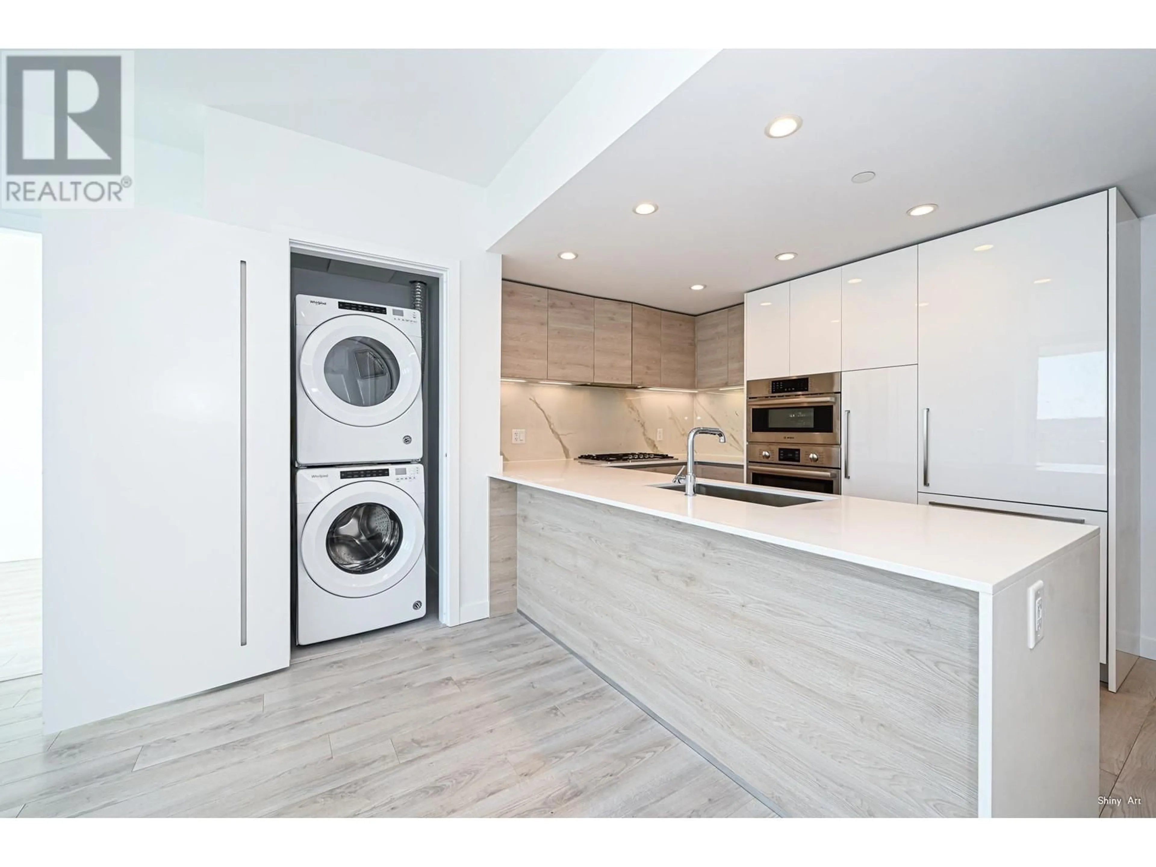 Kitchen with laundary machines, wood floors for 1907 2085 SKYLINE COURT, Burnaby British Columbia V5C0M6