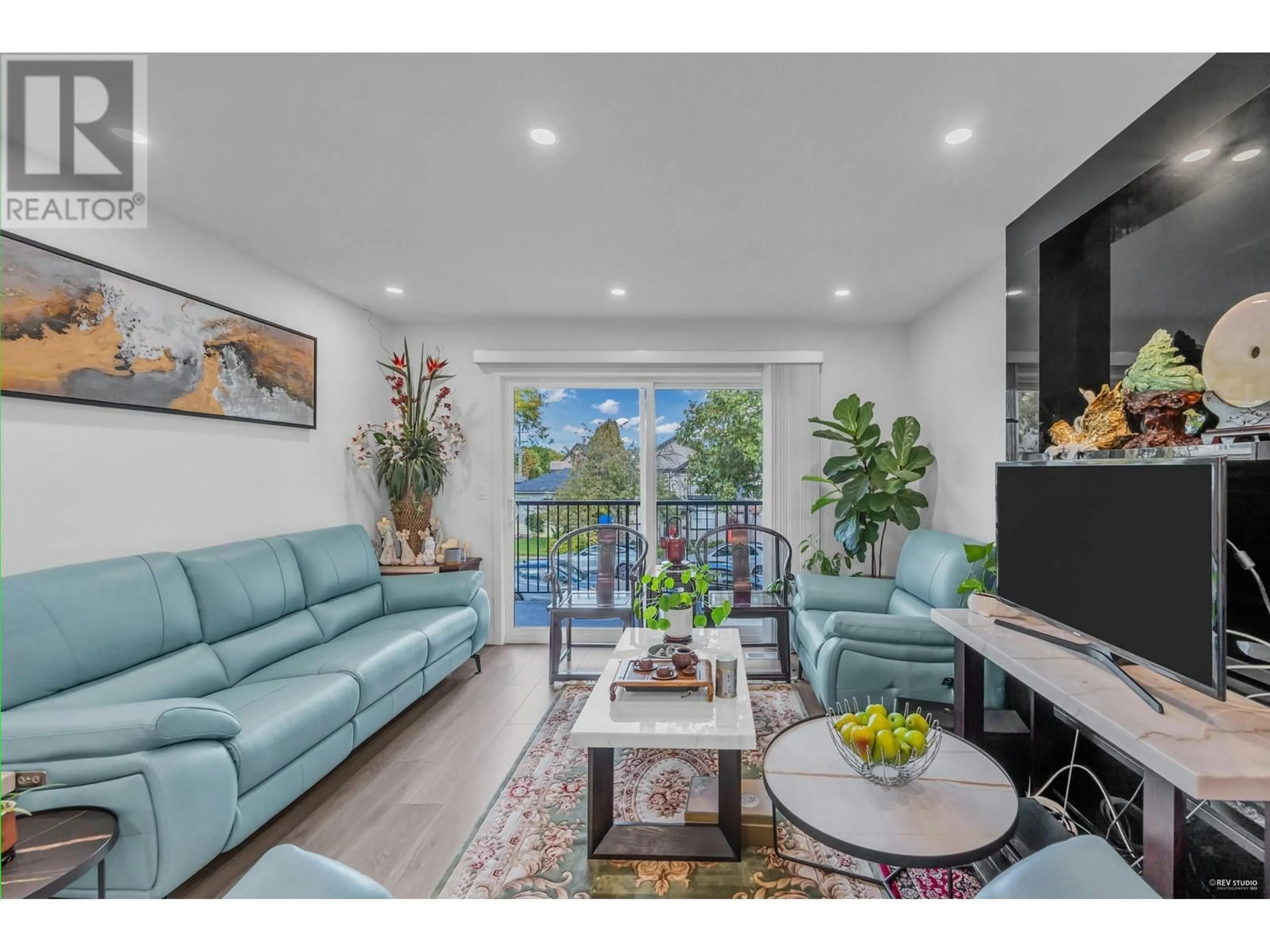 Living room, wood floors for 1712 E 34TH AVENUE, Vancouver British Columbia V5P1A3