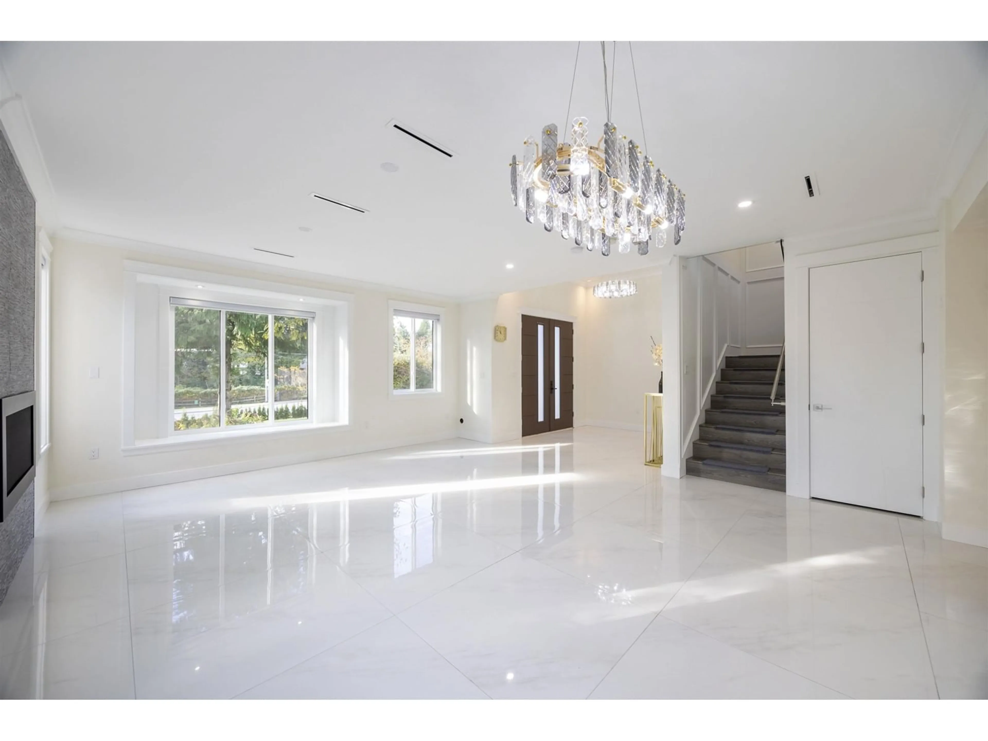 Indoor foyer, cement floor for 10012 PARK DRIVE, Surrey British Columbia V3V3A6