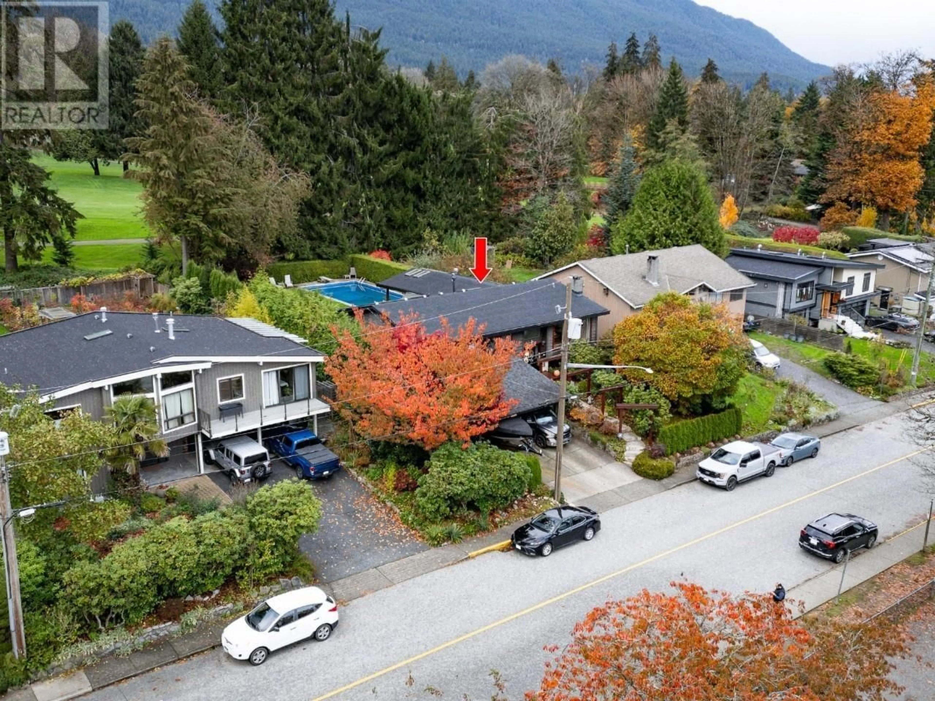 Frontside or backside of a home, the street view for 4054 DOLLAR ROAD, North Vancouver British Columbia V7G1Z6