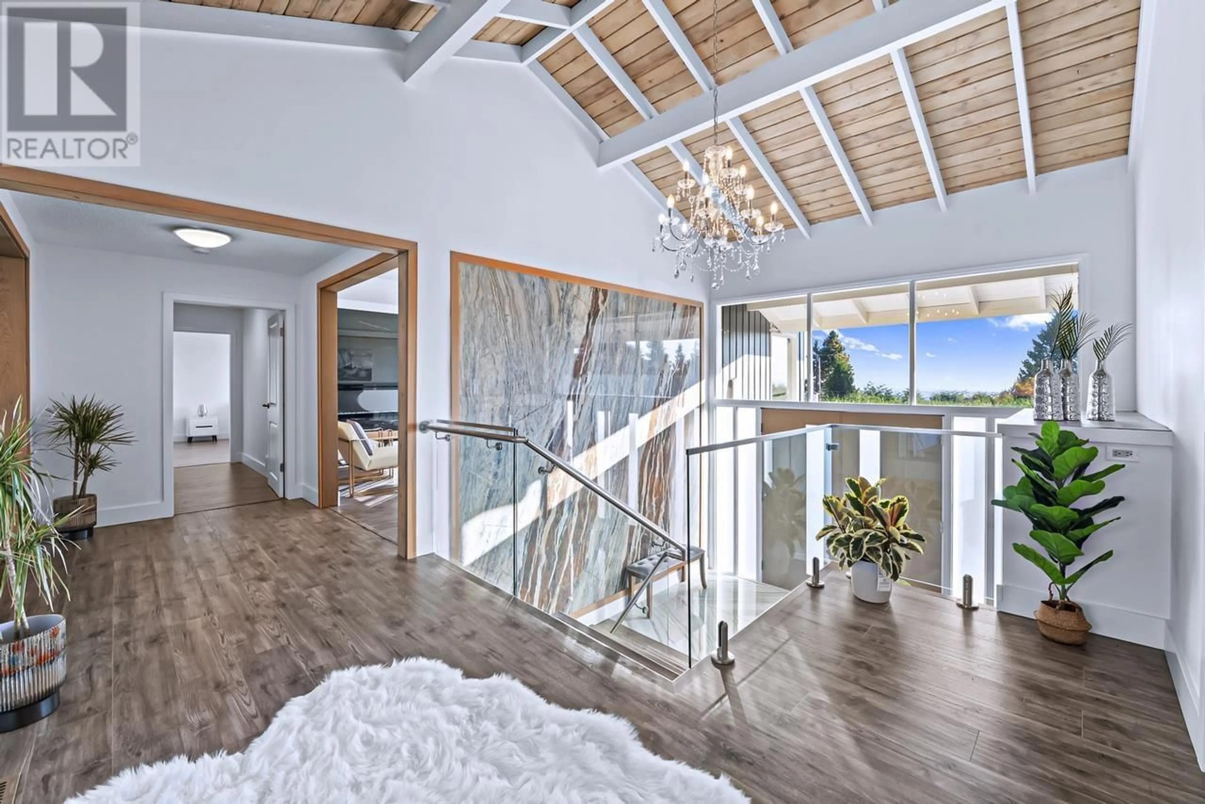 Indoor foyer, wood floors for 1119 EYREMOUNT DRIVE, West Vancouver British Columbia V7S2B9