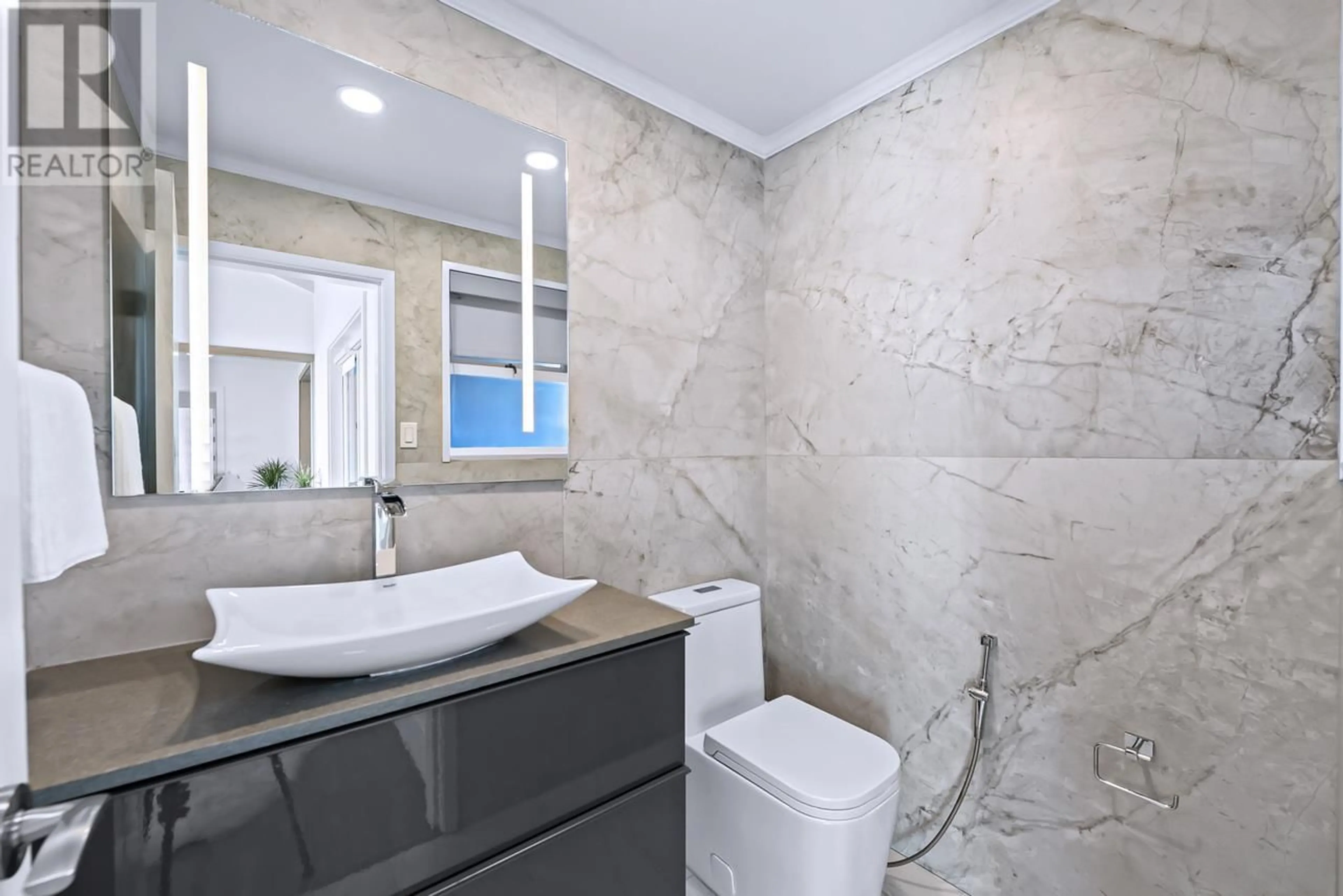 Bathroom, ceramic floors for 1119 EYREMOUNT DRIVE, West Vancouver British Columbia V7S2B9