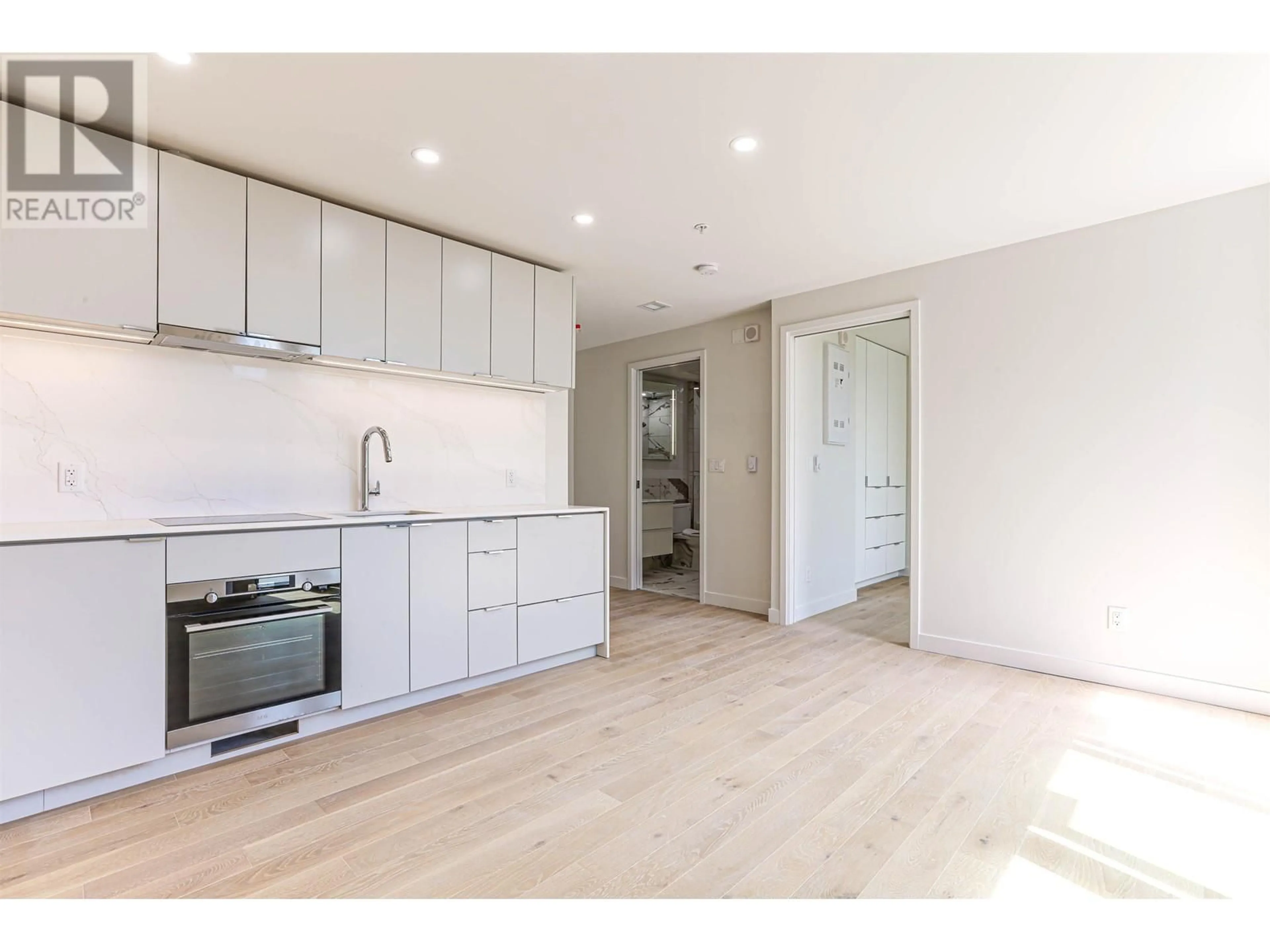 Open concept kitchen, wood/laminate floor for 704 239 KEEFER STREET, Vancouver British Columbia V6A1X6