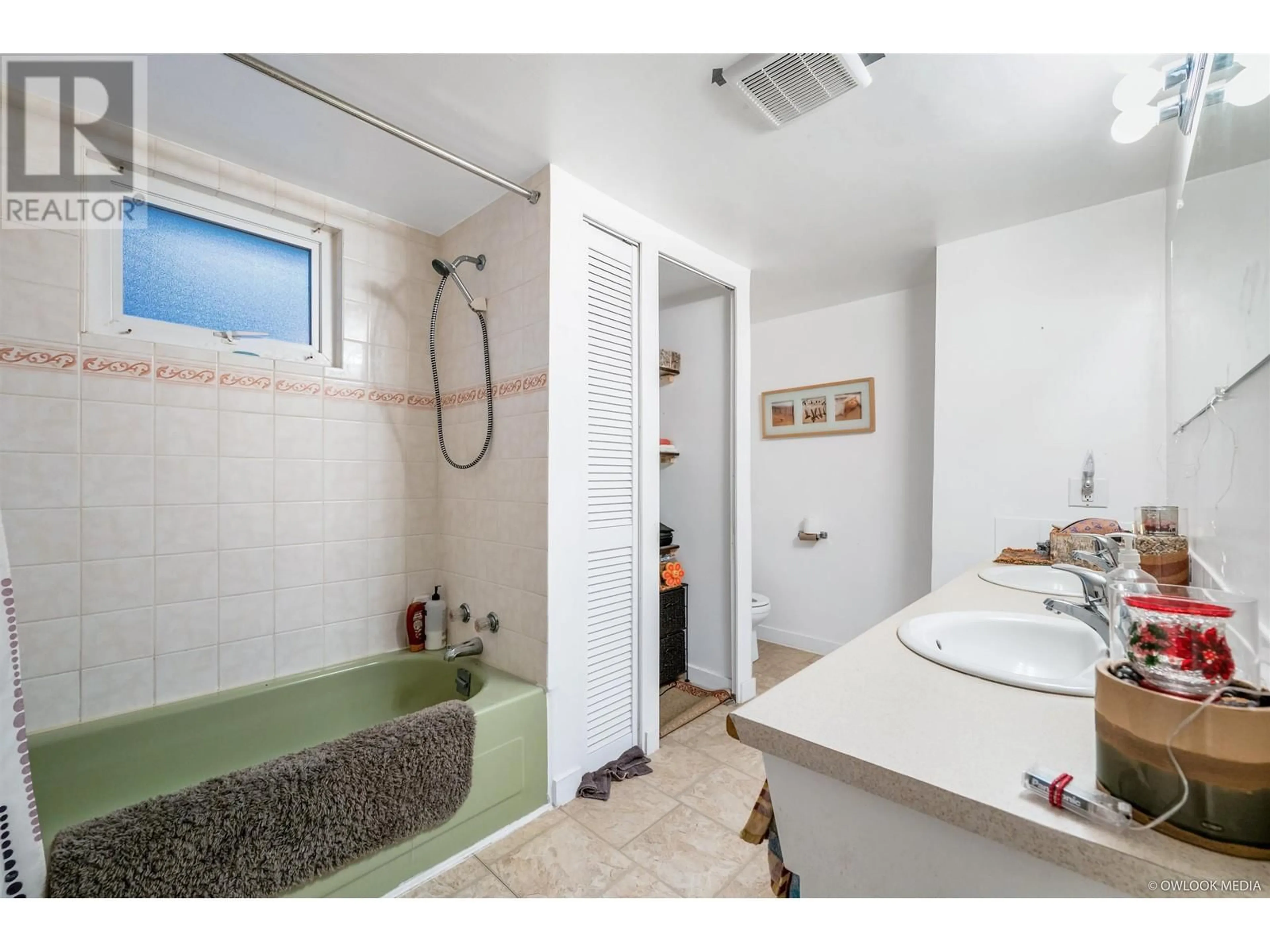 Standard bathroom for 3557 MARSHALL STREET, Vancouver British Columbia V5N4S2