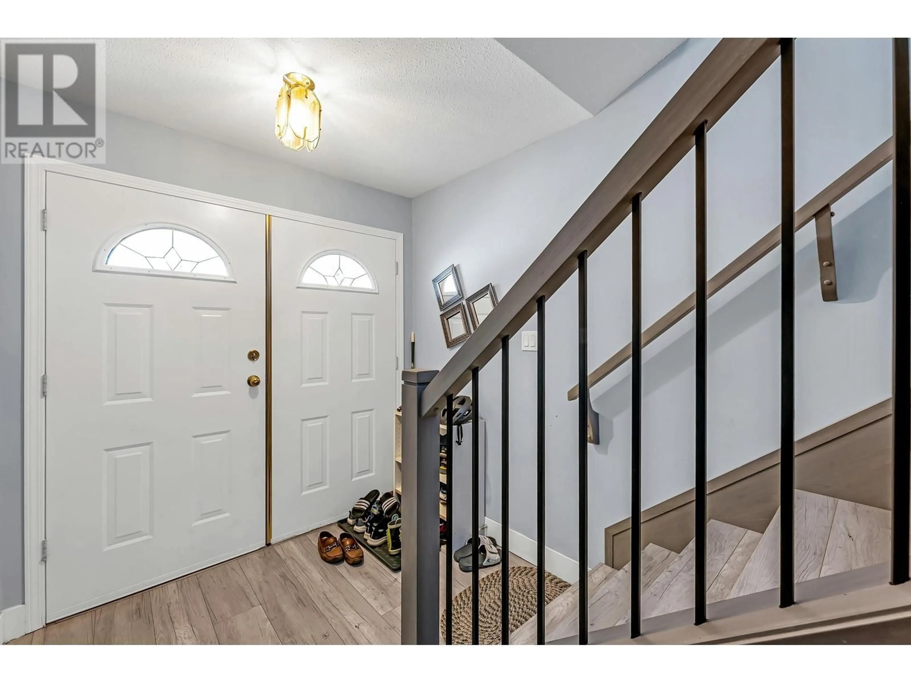 Indoor entryway, wood floors for 12326 AURORA STREET, Maple Ridge British Columbia V2X0J5