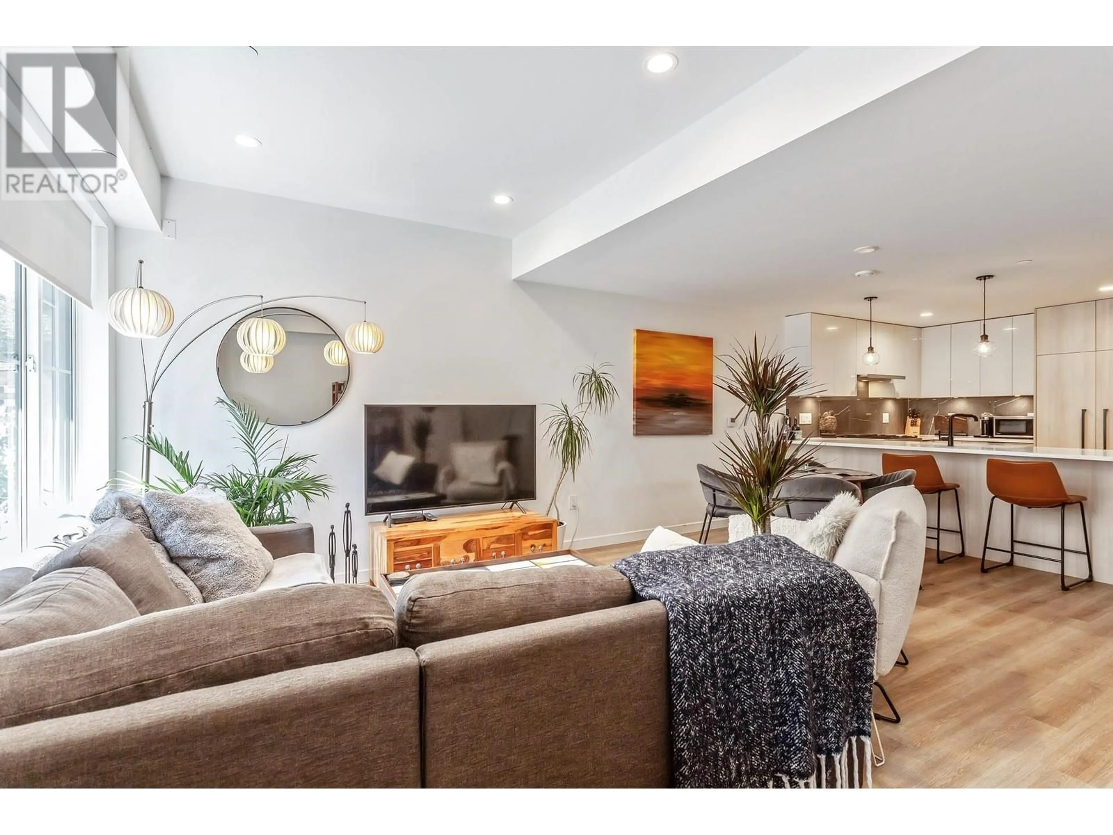 Living room, wood floors for 6 237 RIDGEWAY AVENUE, North Vancouver British Columbia V7L0H6