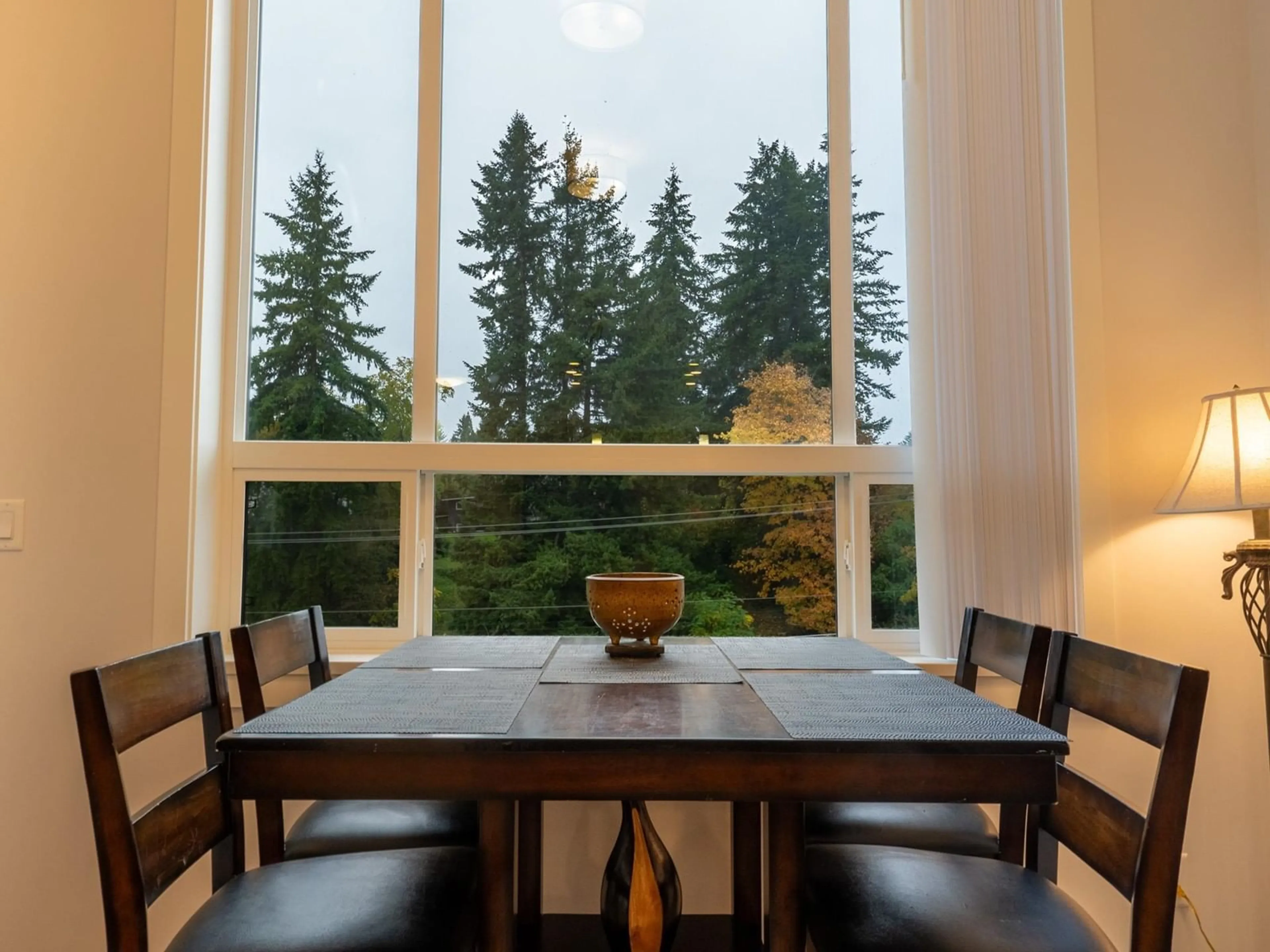 Dining room, wood floors, mountain for 419 32690 14 AVENUE, Mission British Columbia V2V0K5