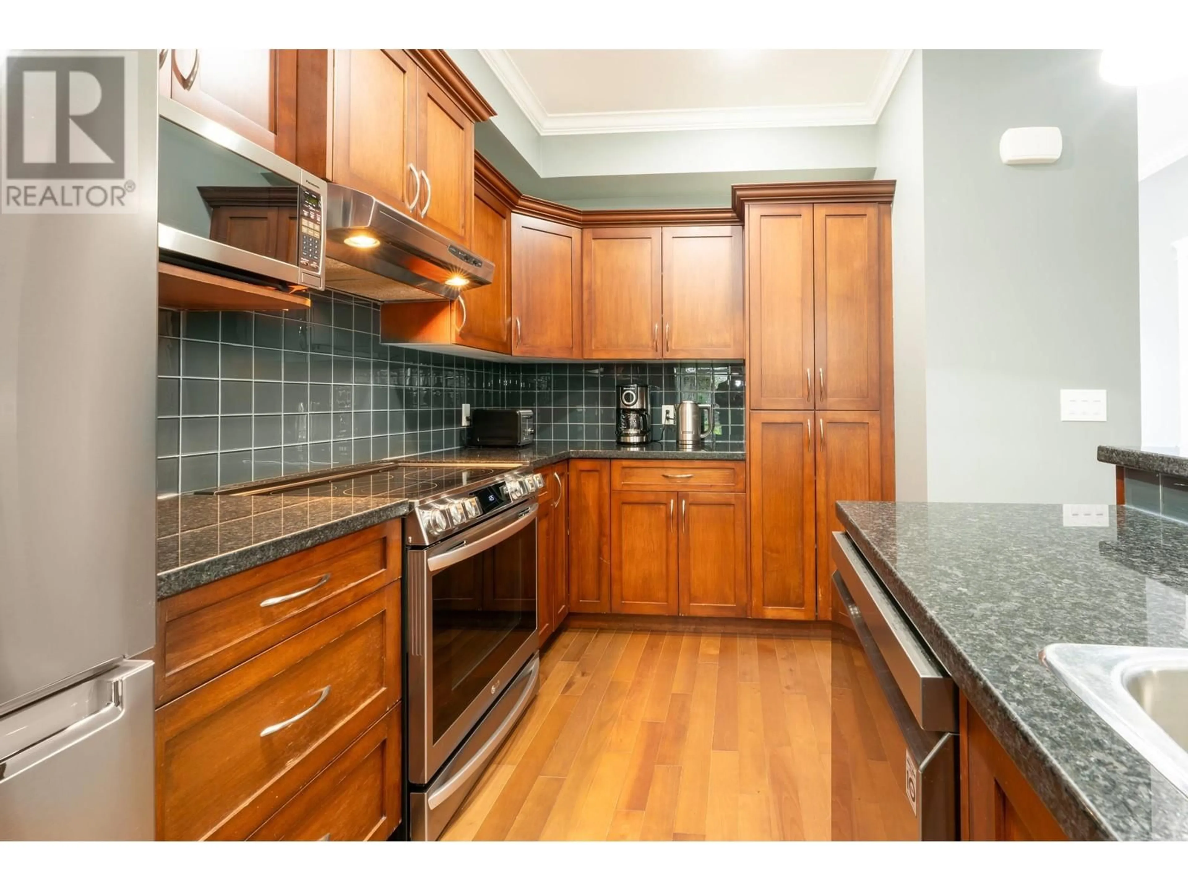 Kitchen, wood floors for 34 11282 COTTONWOOD DRIVE, Maple Ridge British Columbia V2X8W7