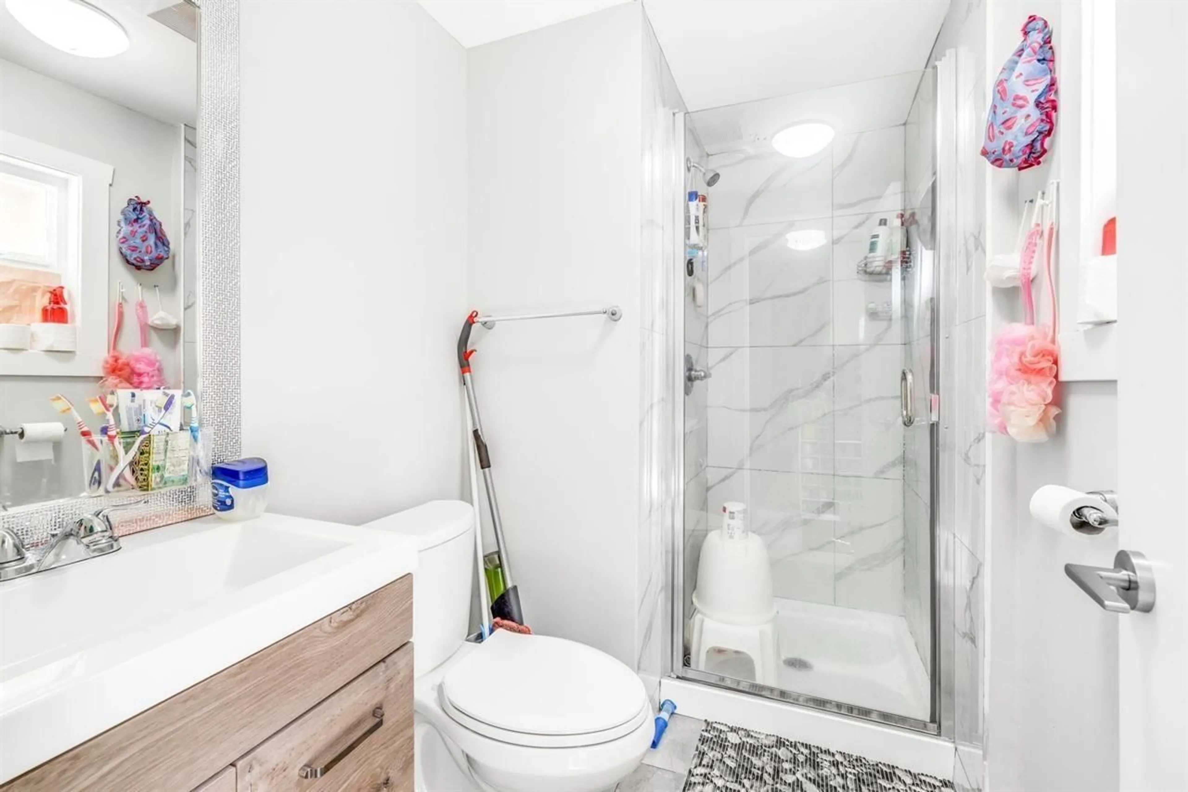 Bathroom, ceramic floors for 6522 196 STREET, Langley British Columbia V2Y1R3