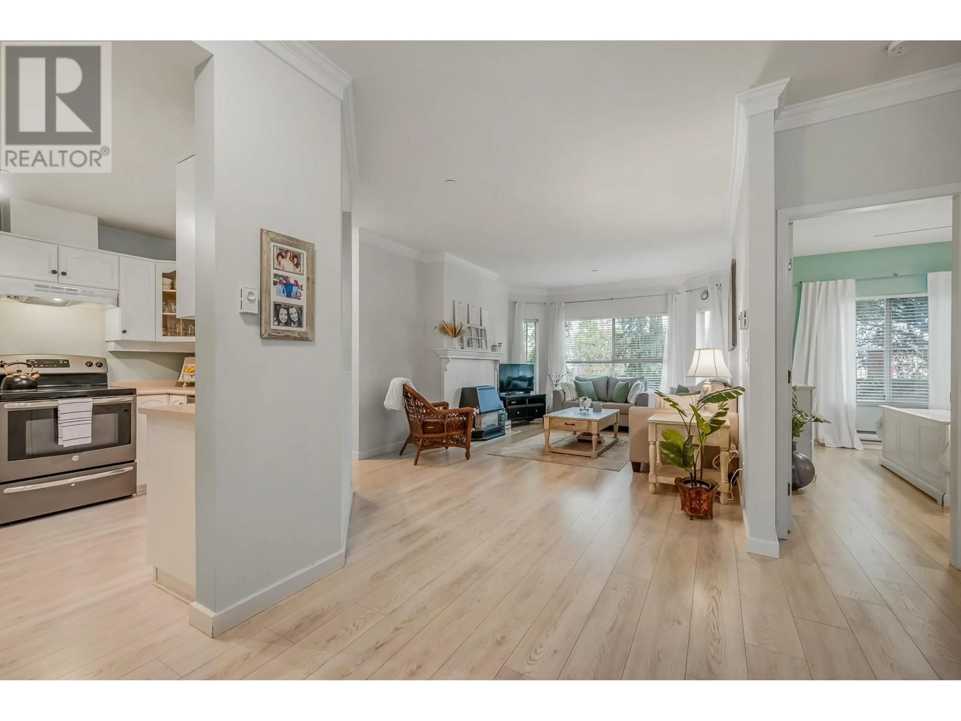 Living room, wood floors for 112 12464 191B STREET, Pitt Meadows British Columbia V3Y2P6