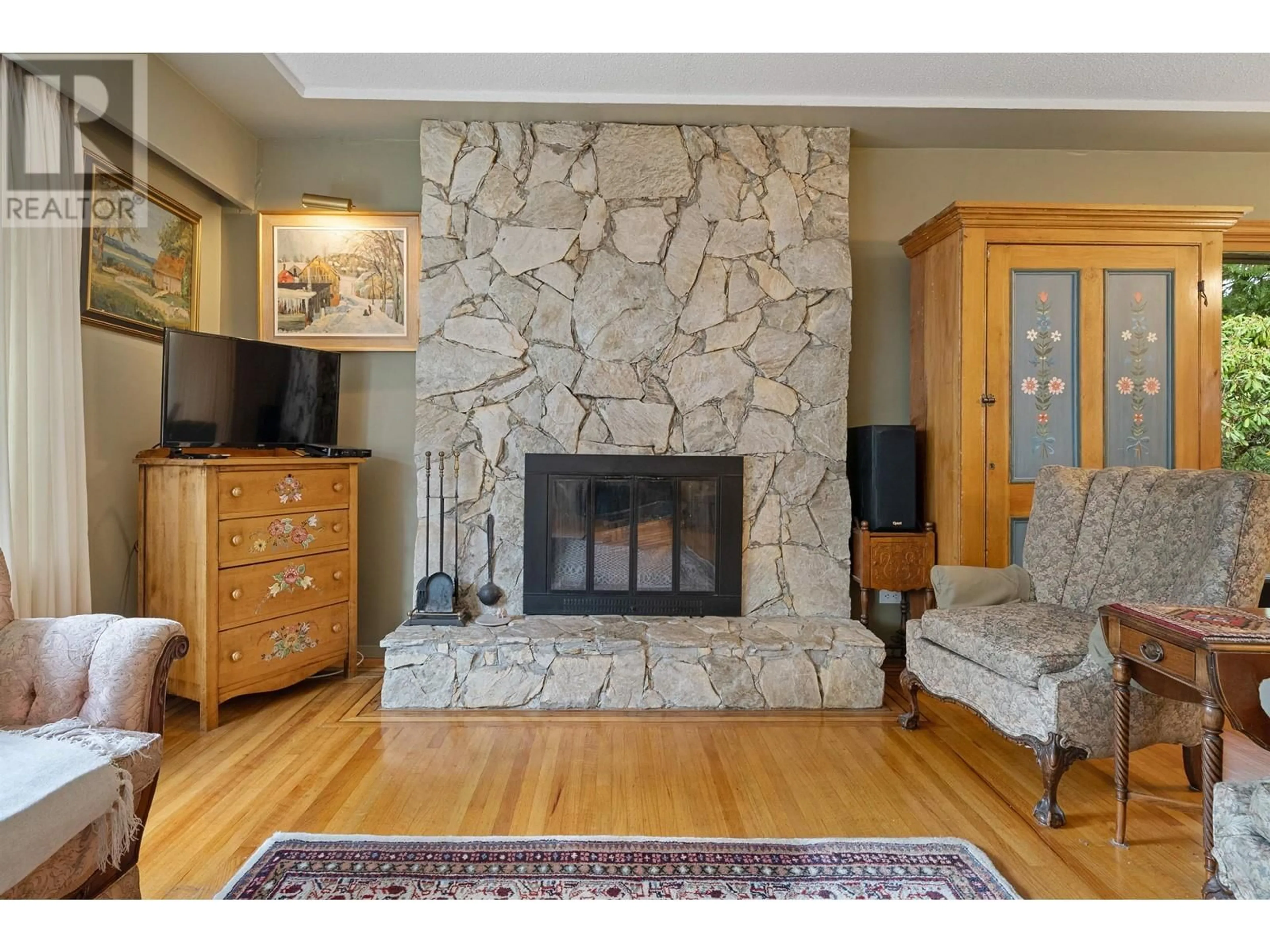 Living room, wood floors for 1118 WENDEL PLACE, North Vancouver British Columbia V7K2W1