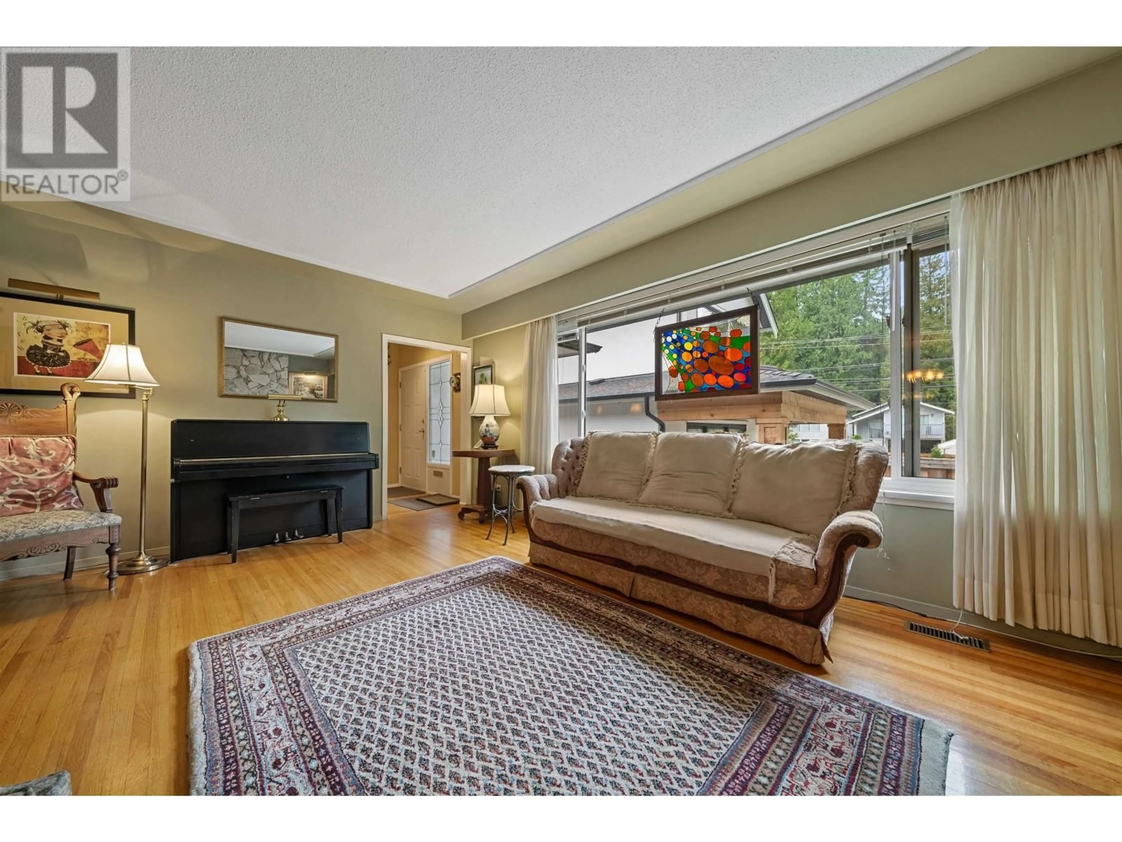 Living room, wood floors for 1118 WENDEL PLACE, North Vancouver British Columbia V7K2W1