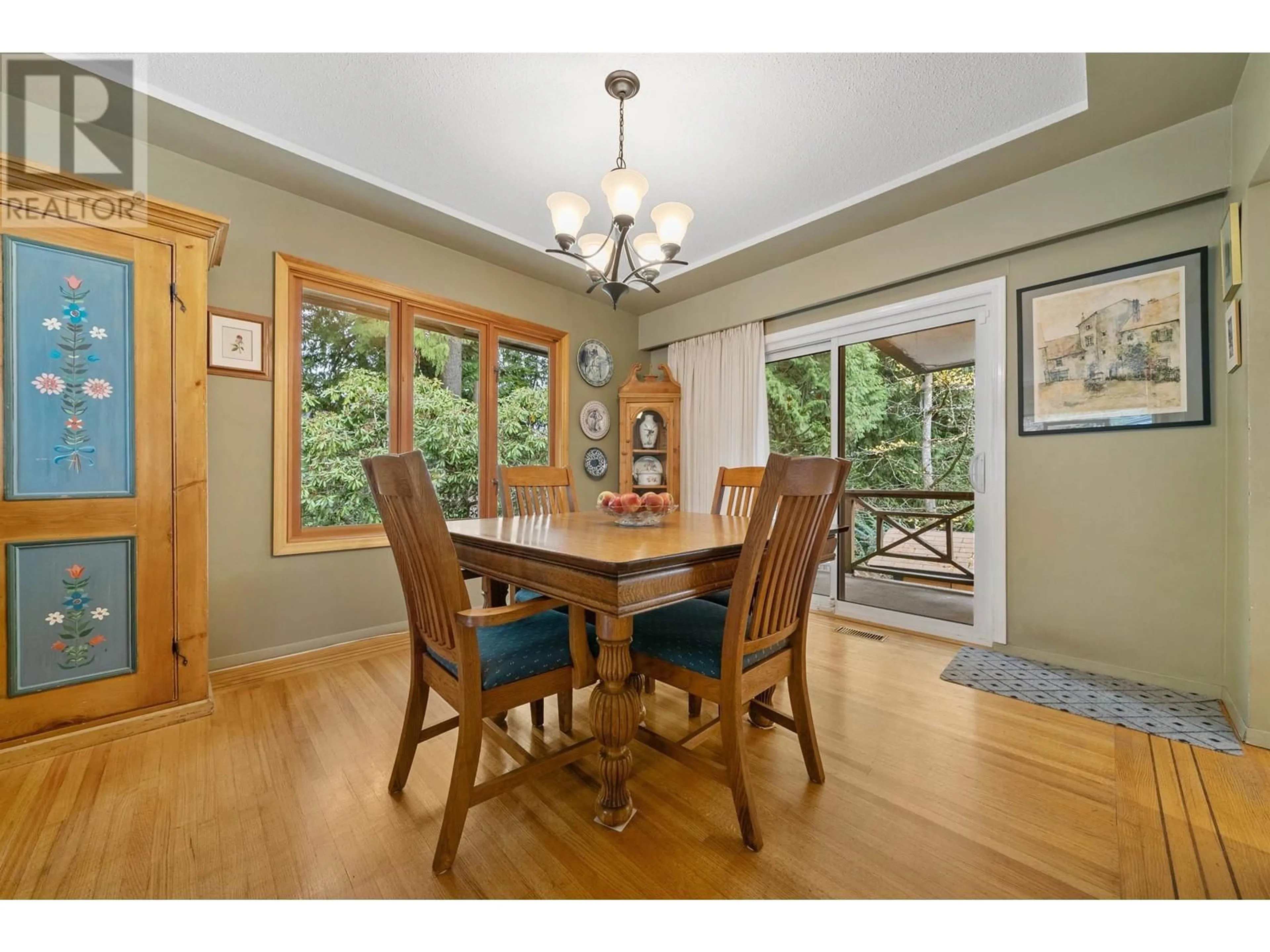 Dining room, wood floors, cottage for 1118 WENDEL PLACE, North Vancouver British Columbia V7K2W1