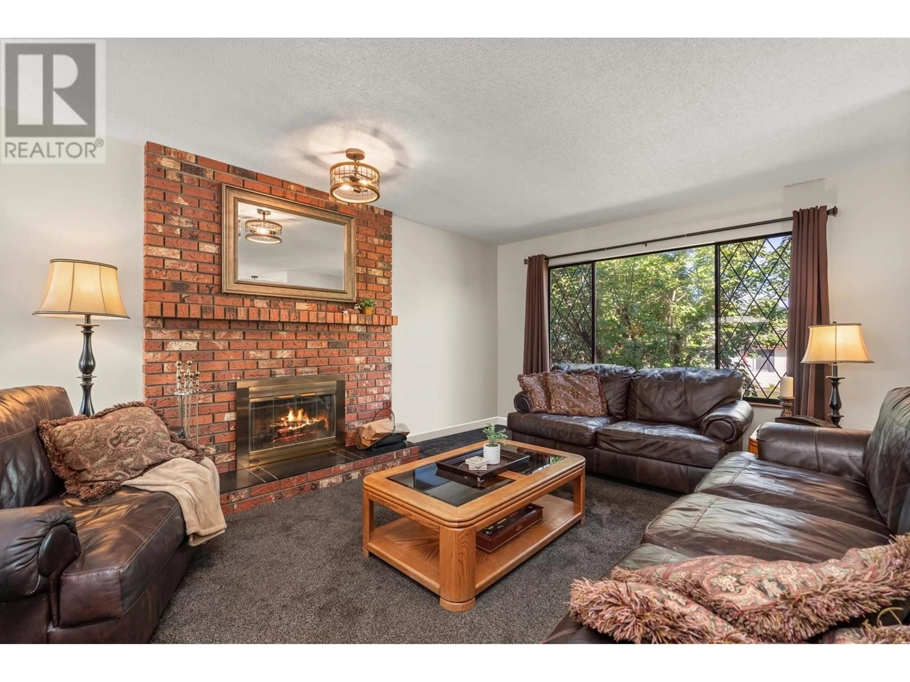 Living room, carpet floors for 20340 THORNE AVENUE, Maple Ridge British Columbia V2X8T9