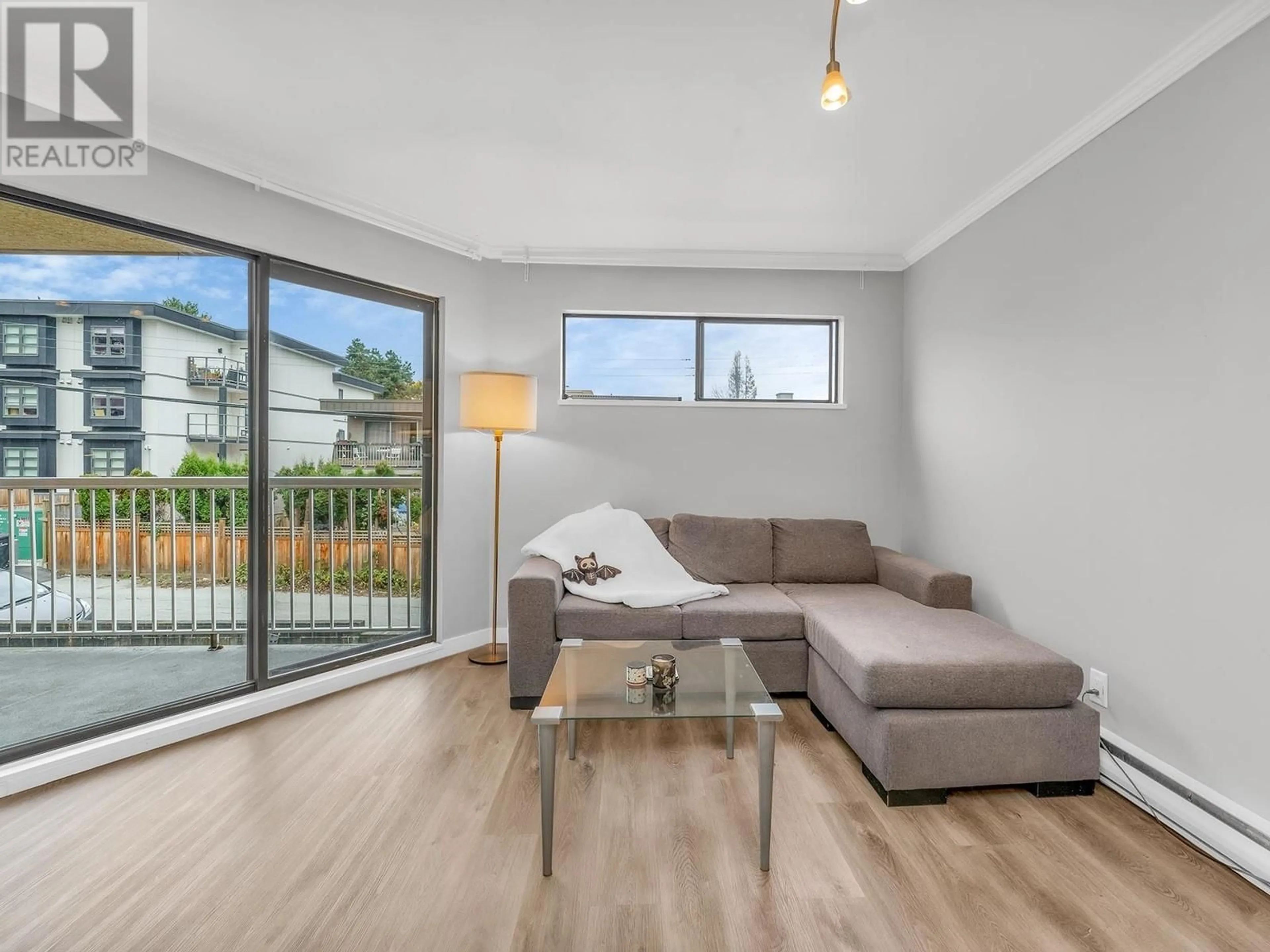 Living room, wood floors for 204 975 E BROADWAY, Vancouver British Columbia V5T1Y3