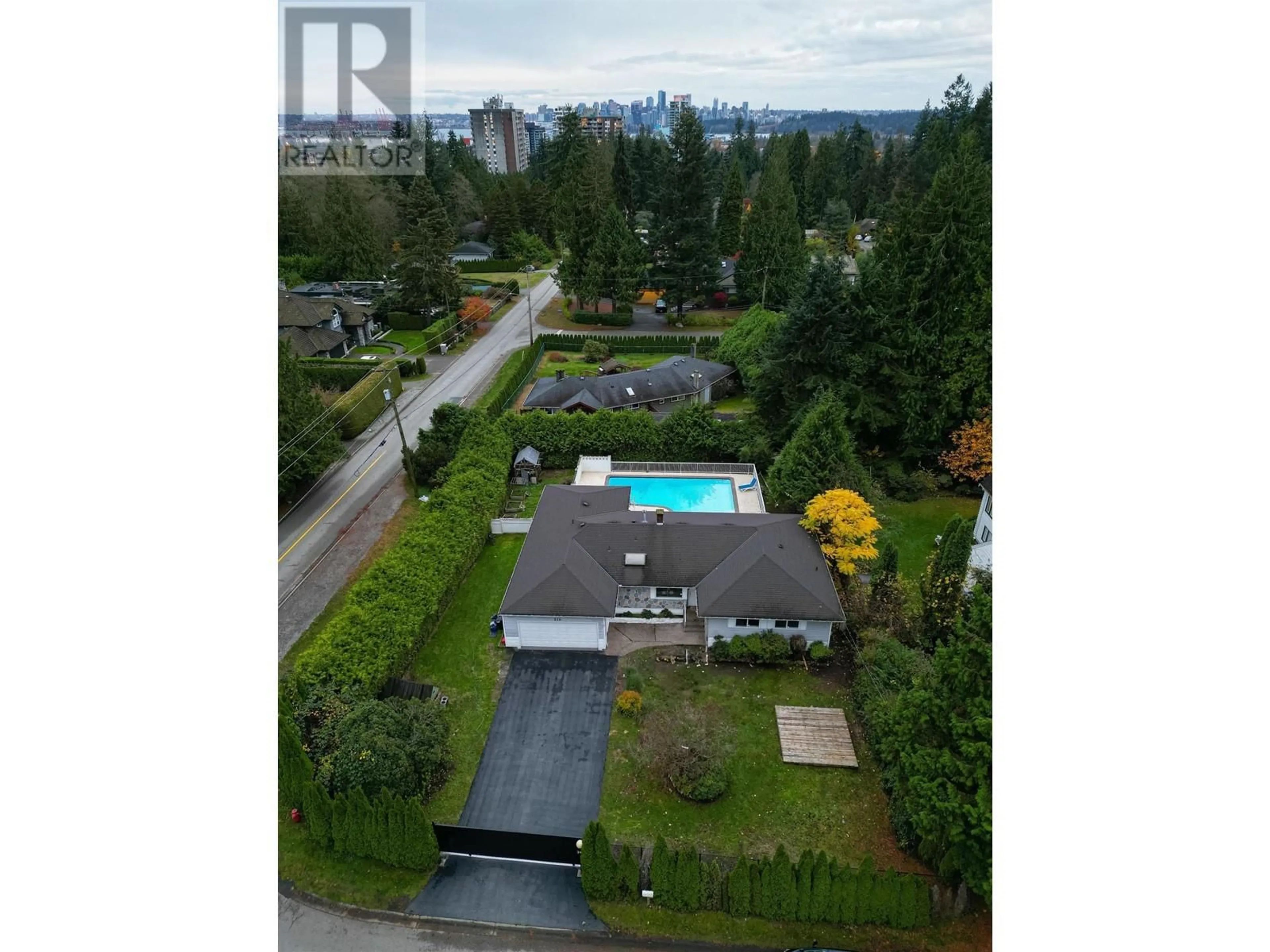 Frontside or backside of a home, the fenced backyard for 310 INGLEWOOD AVENUE, West Vancouver British Columbia V7T1X1