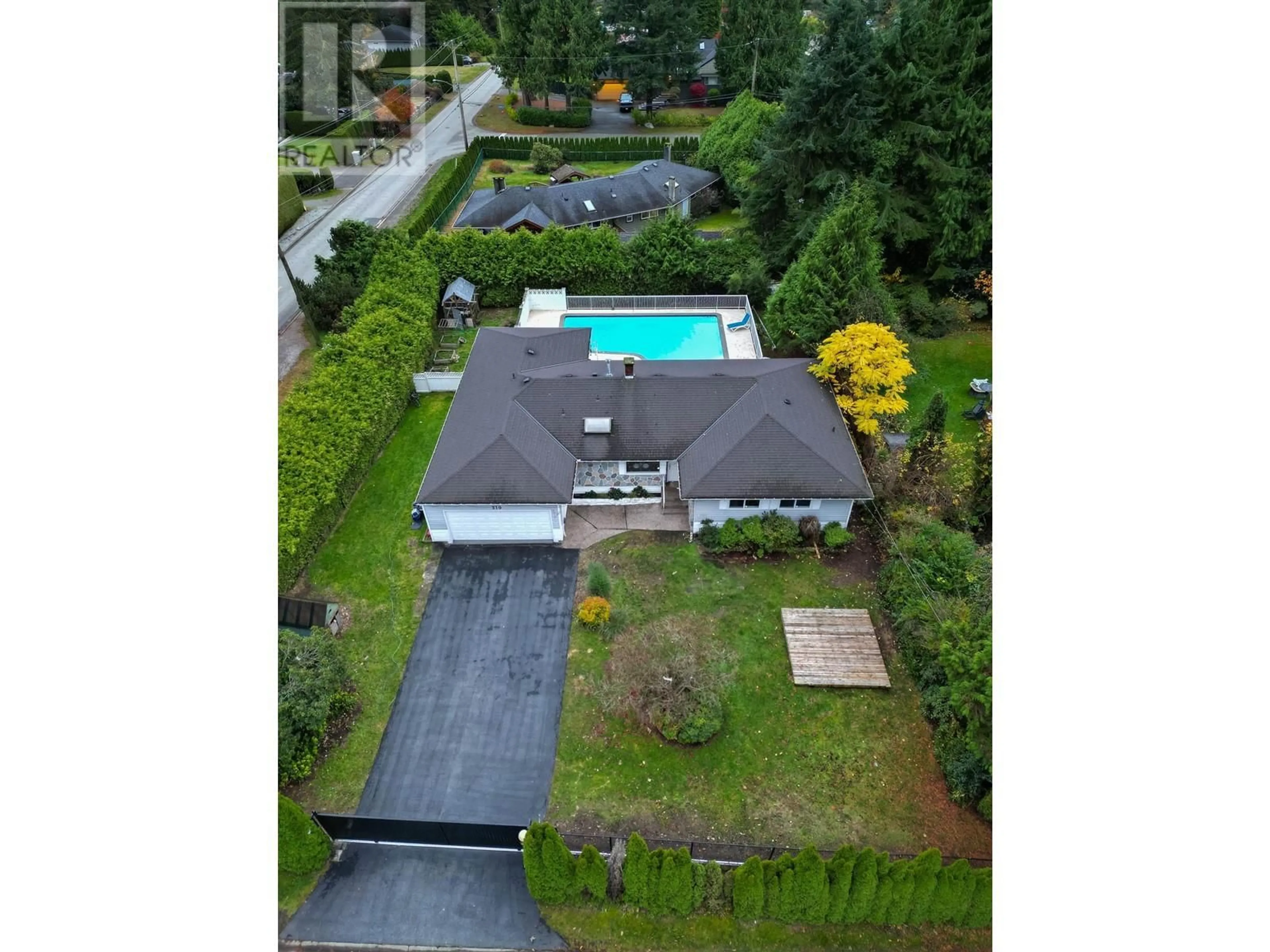 Frontside or backside of a home, the fenced backyard for 310 INGLEWOOD AVENUE, West Vancouver British Columbia V7T1X1