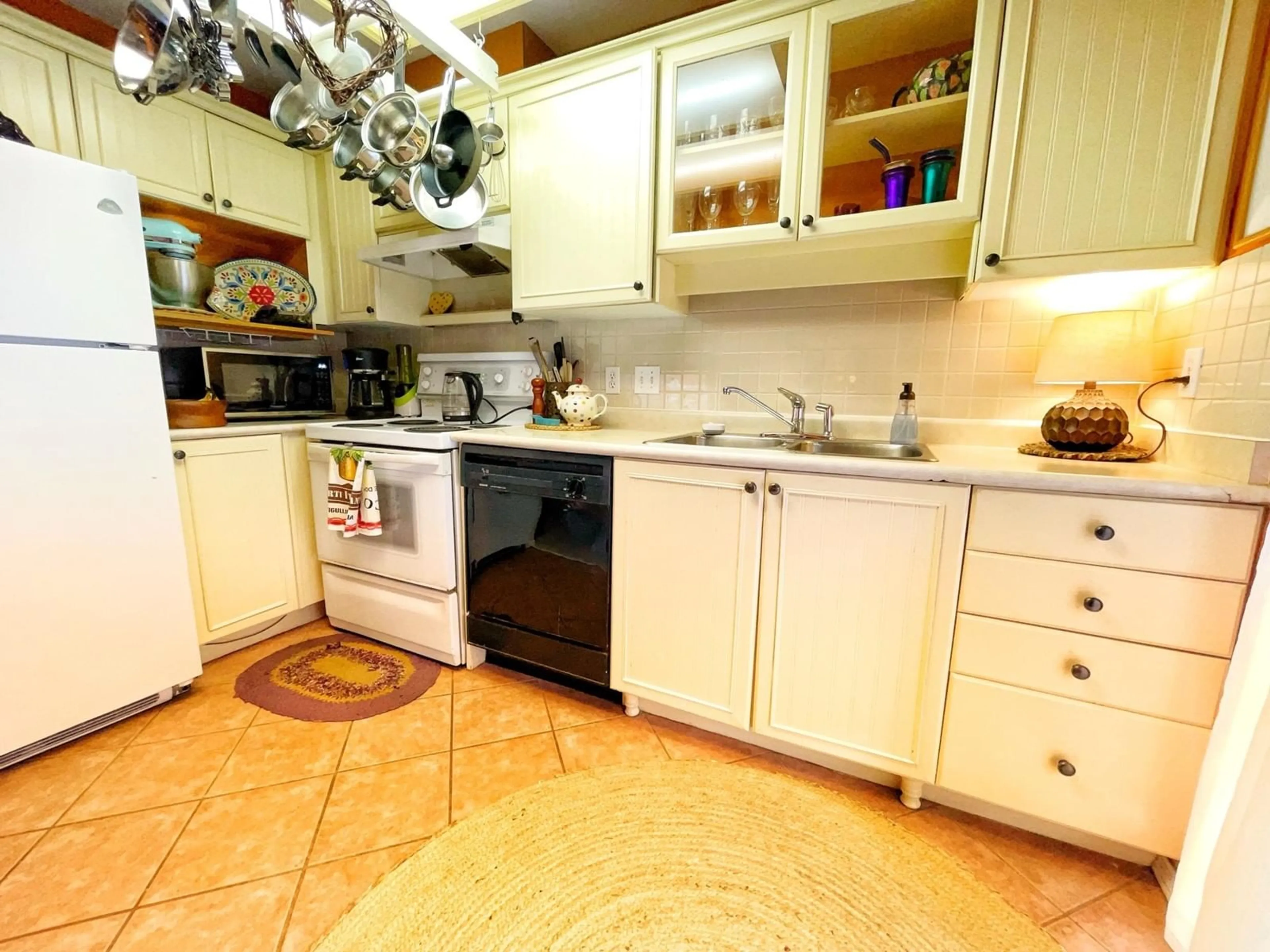 Kitchen, ceramic floors, cottage for 301 33669 2 AVENUE, Mission British Columbia V2V6Z4