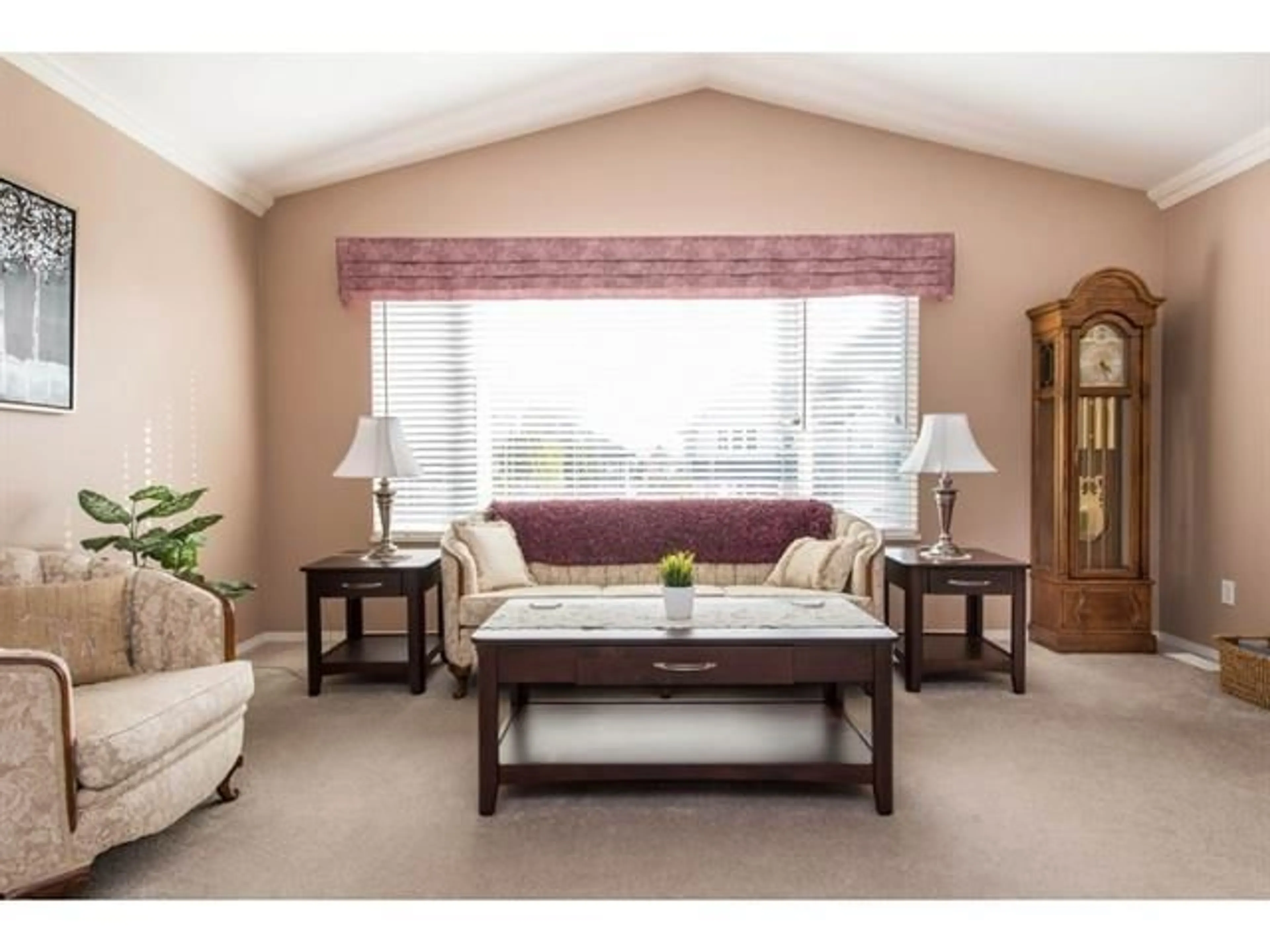 Living room, carpet floors for 34613 QUARRY AVENUE, Abbotsford British Columbia V2S8J8