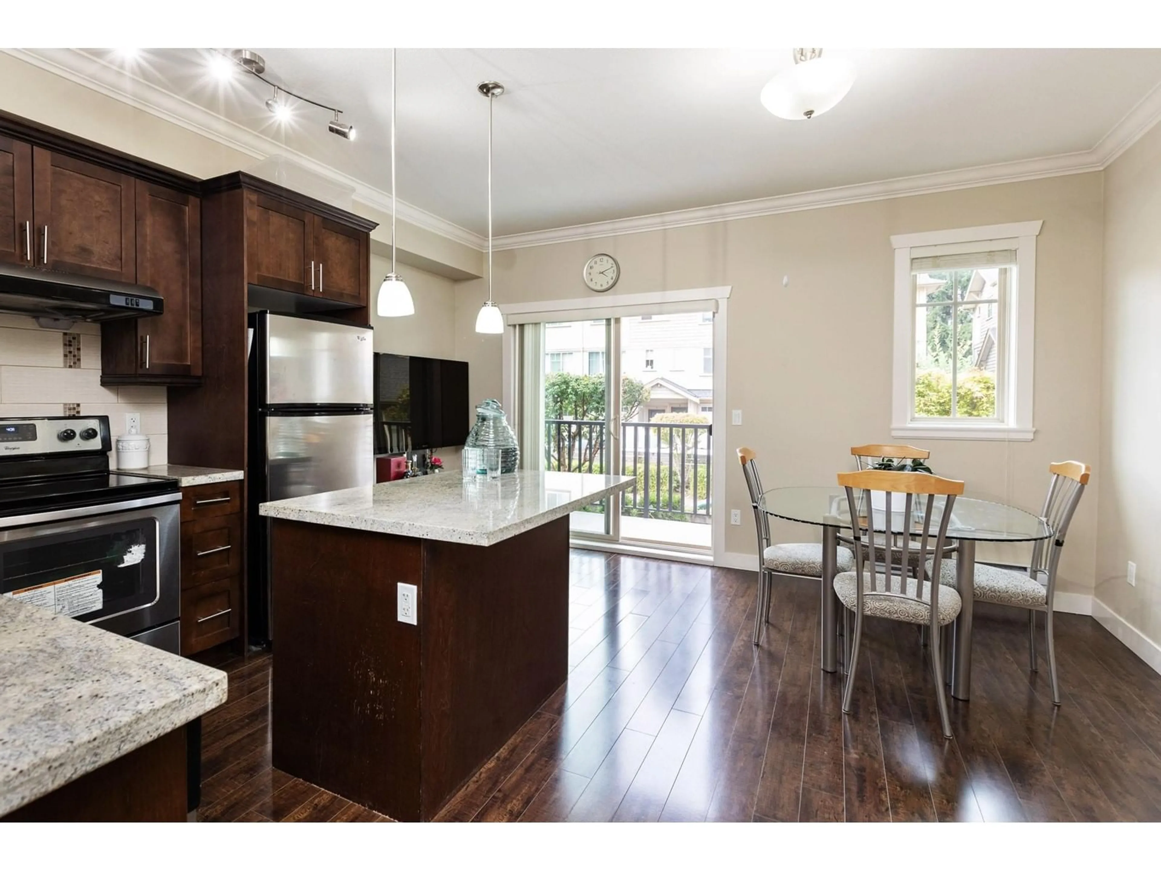 Open concept kitchen for 37 9533 130A STREET, Surrey British Columbia V3V0B8