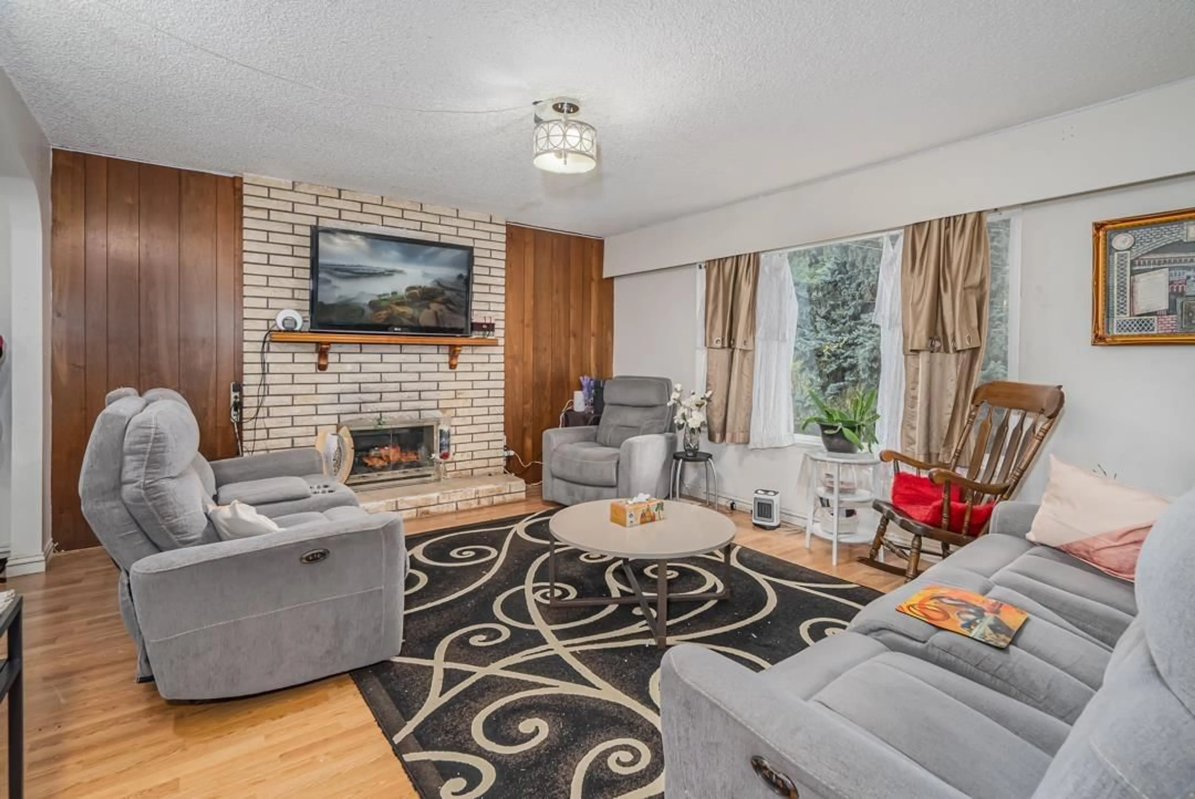 Living room, wood floors for 10498 155A STREET, Surrey British Columbia V3R4K7