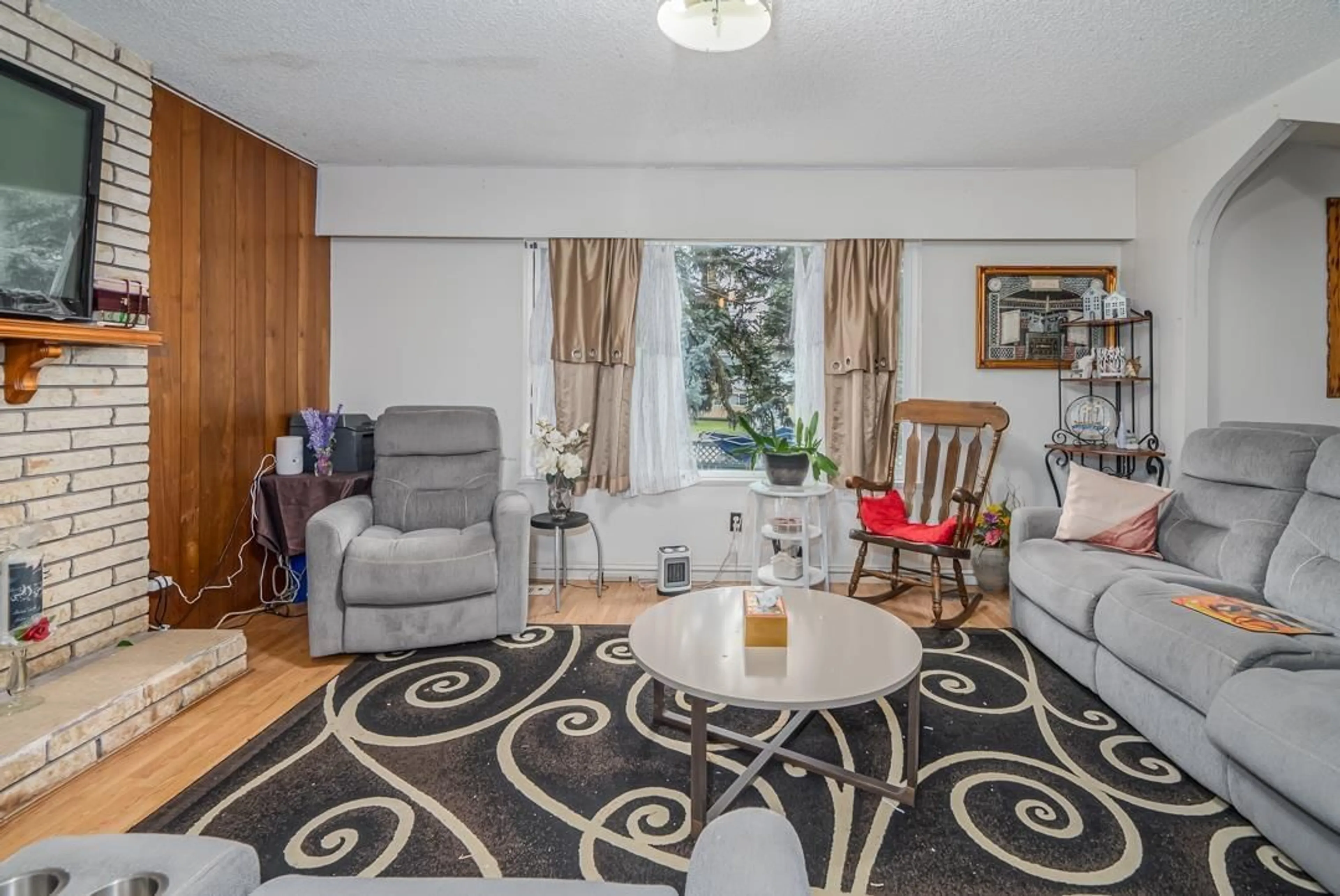 Living room, carpet floors for 10498 155A STREET, Surrey British Columbia V3R4K7