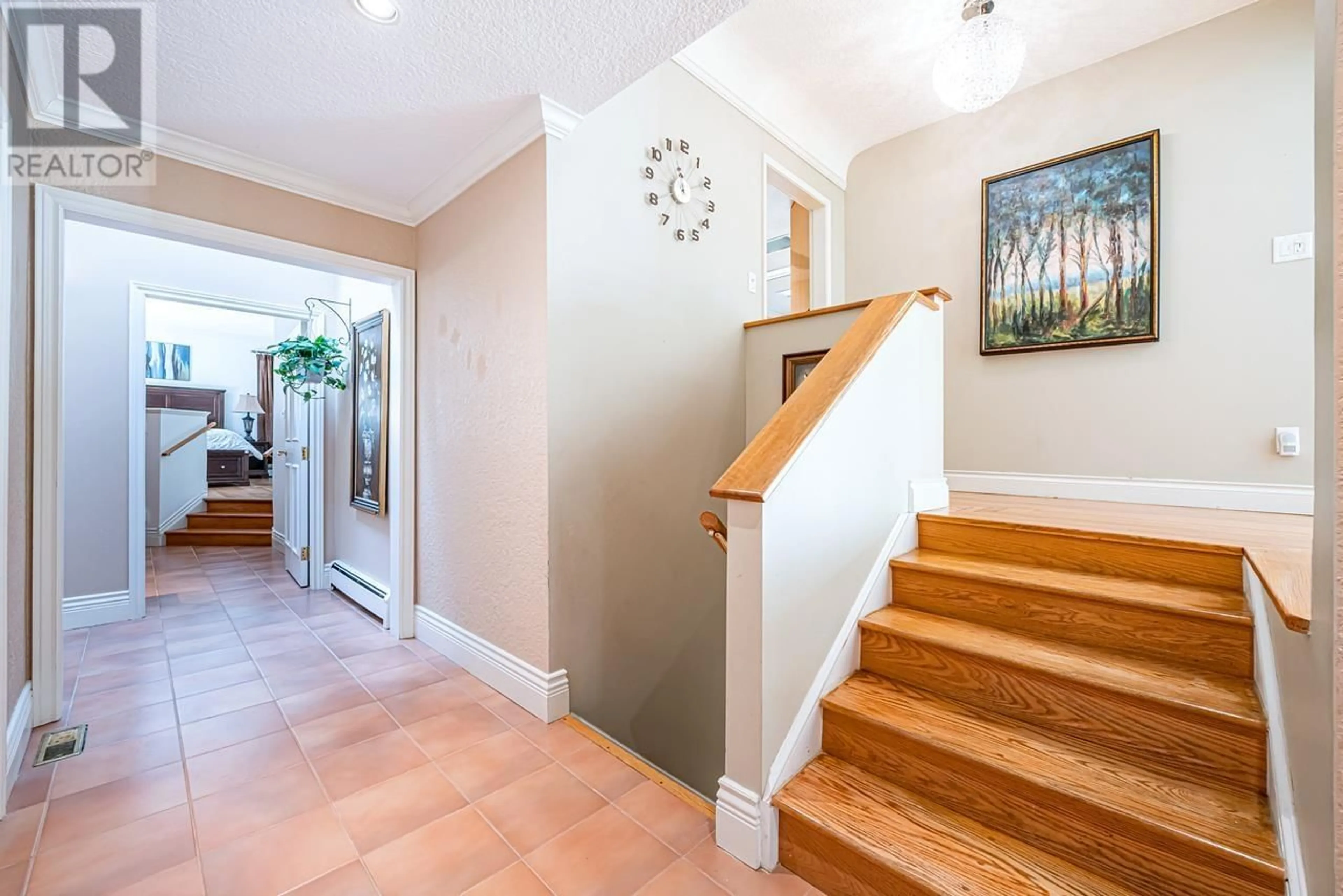 Indoor foyer, wood floors for 651 KENWOOD ROAD, West Vancouver British Columbia V7S1S7