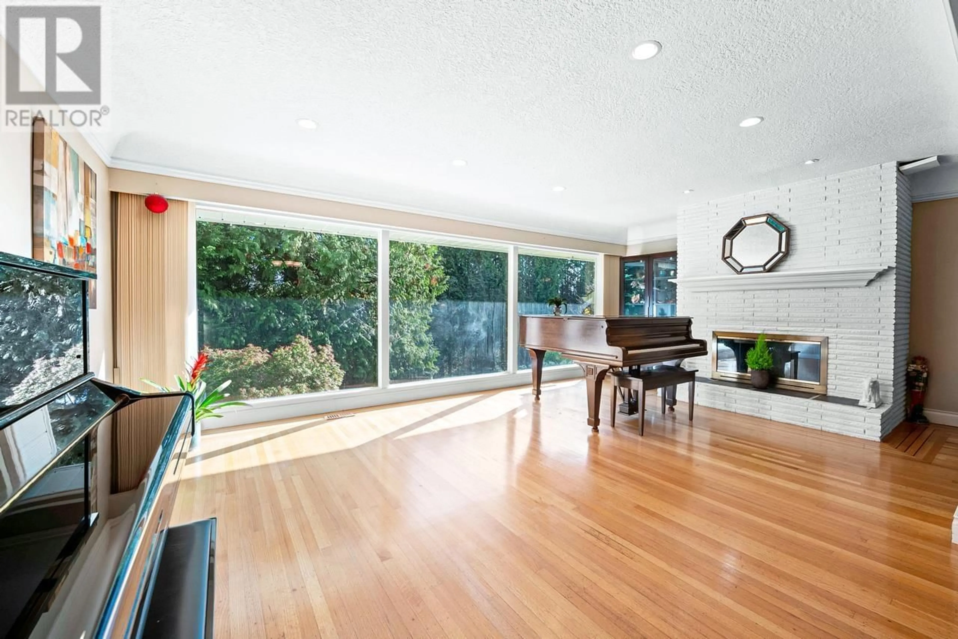 Living room, wood floors for 651 KENWOOD ROAD, West Vancouver British Columbia V7S1S7