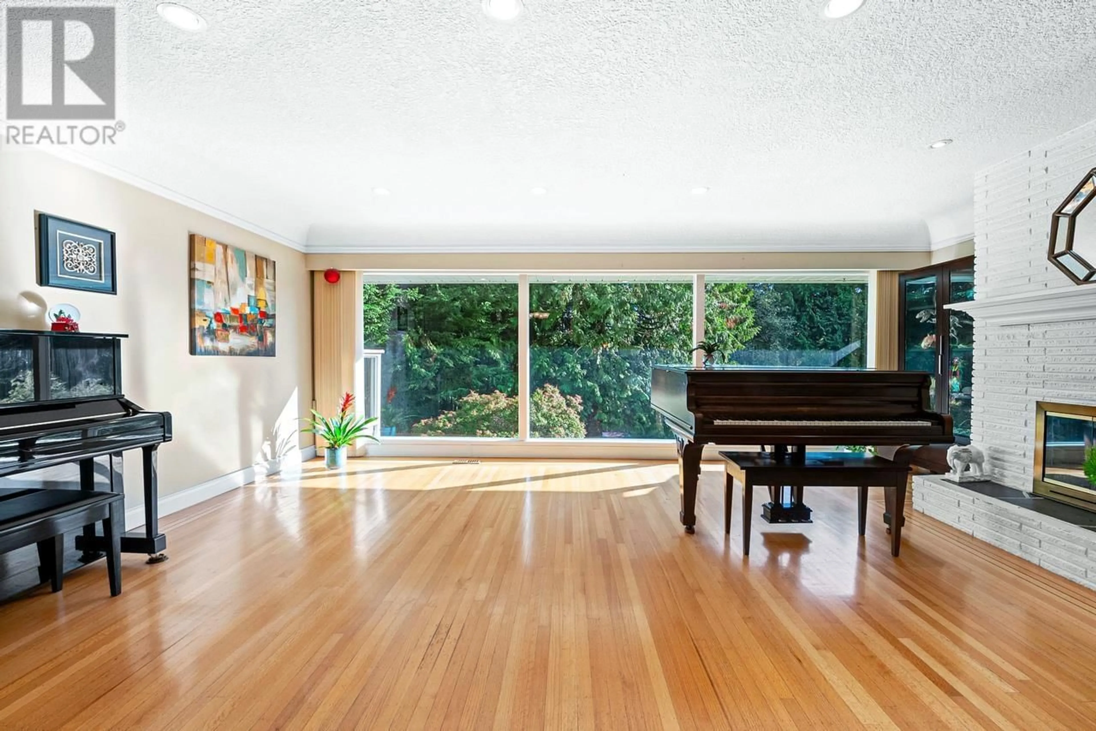 Living room, wood floors for 651 KENWOOD ROAD, West Vancouver British Columbia V7S1S7