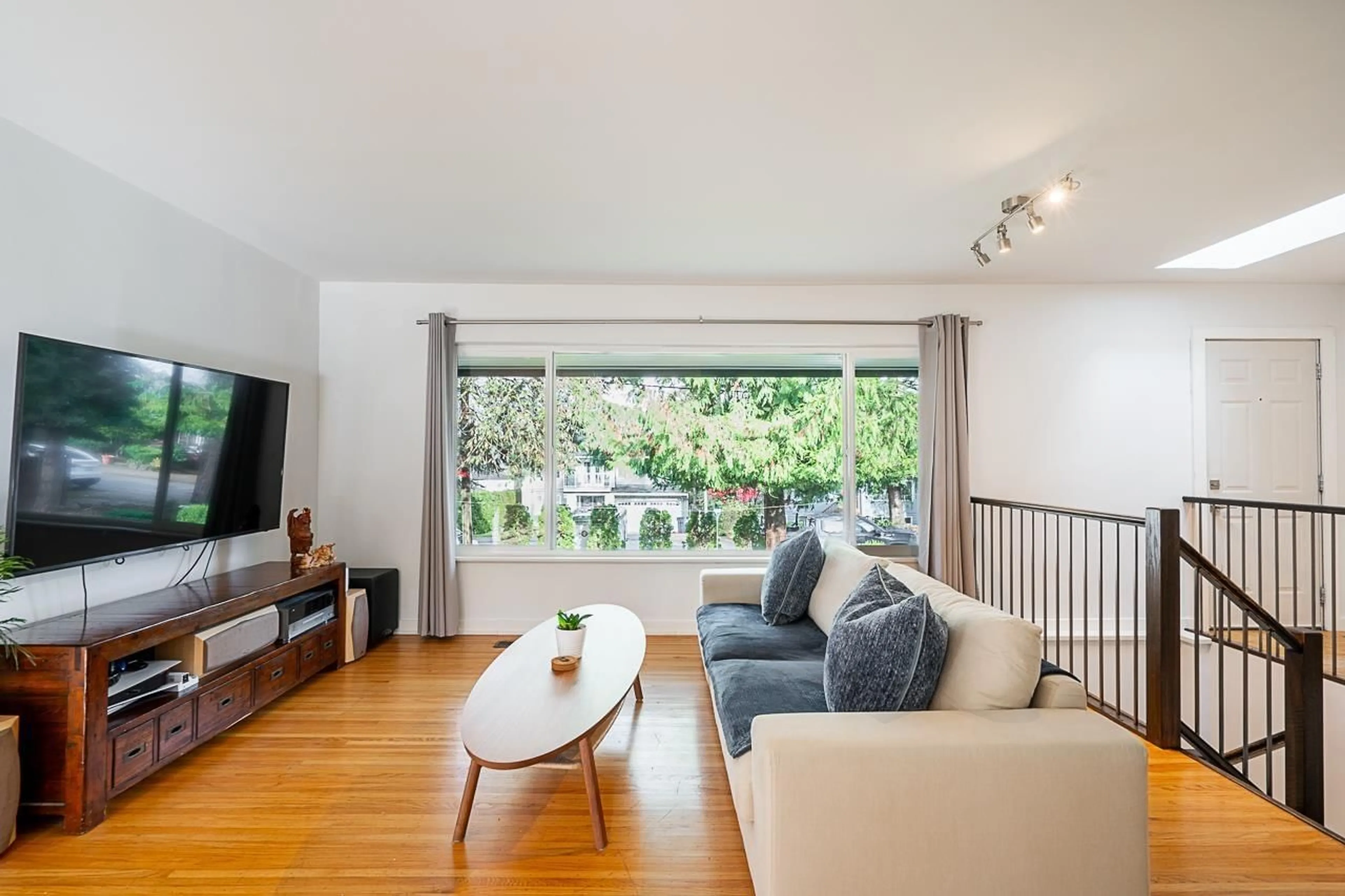 Living room, wood floors for 14456 115 AVENUE, Surrey British Columbia V3R2R2