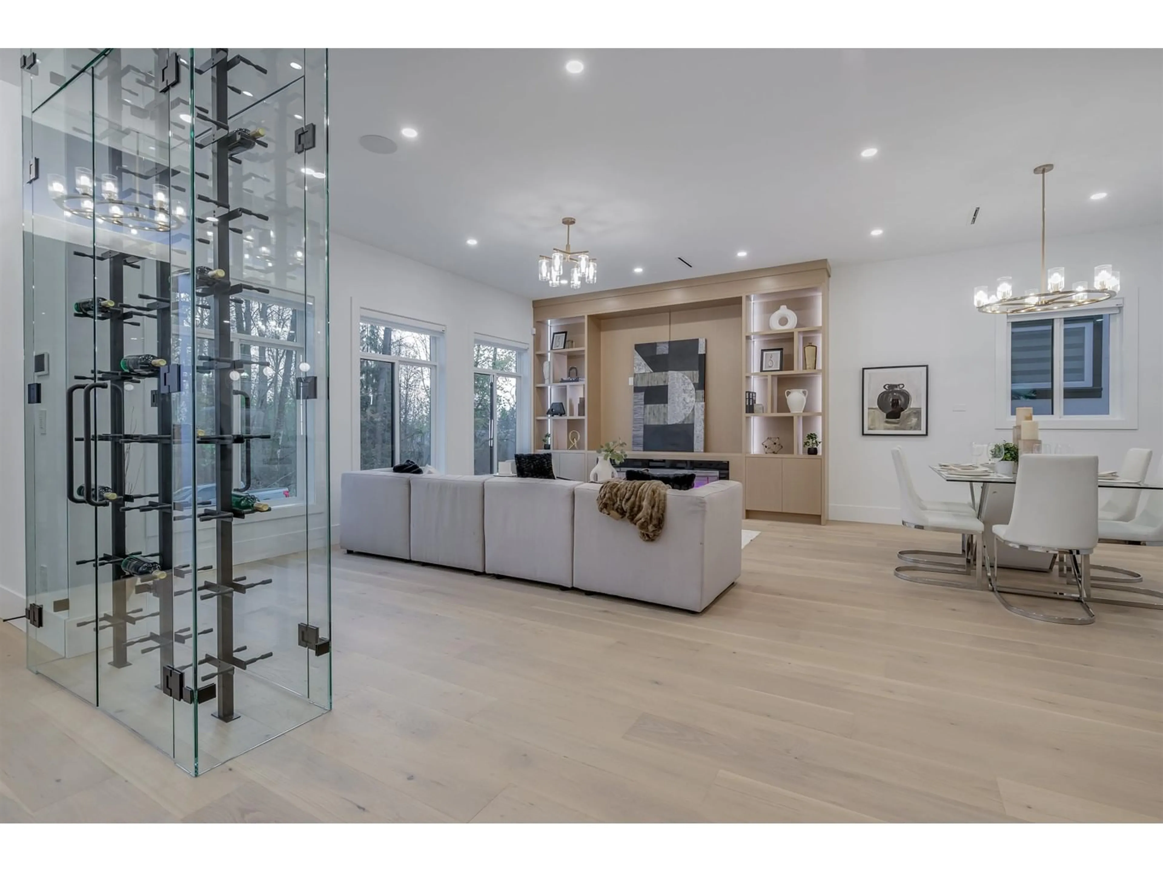 Indoor foyer, wood floors for 16647 18 AVENUE, Surrey British Columbia V3Z9X5