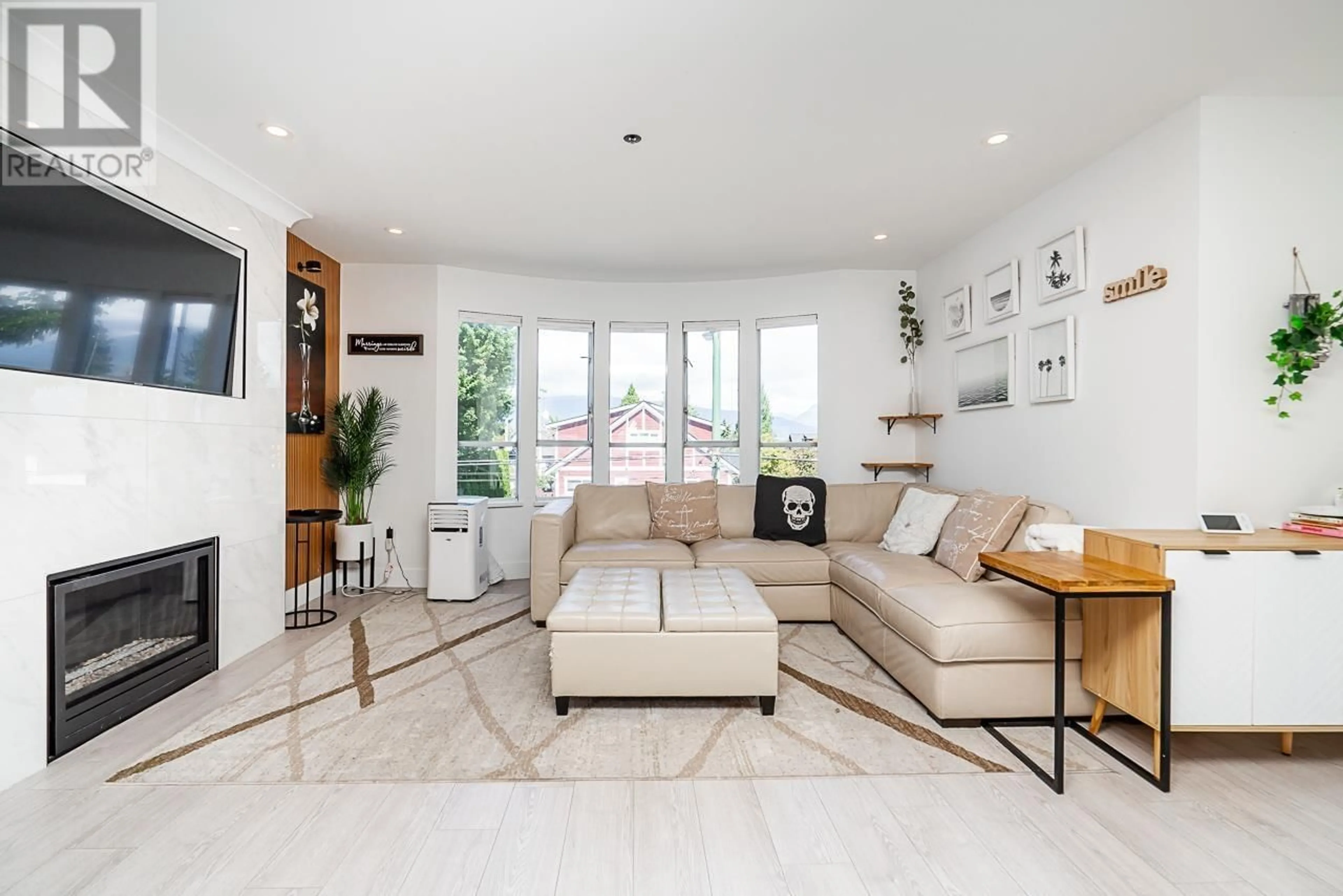 Living room, wood floors for 303 3220 W 4TH AVENUE, Vancouver British Columbia V6K1R9