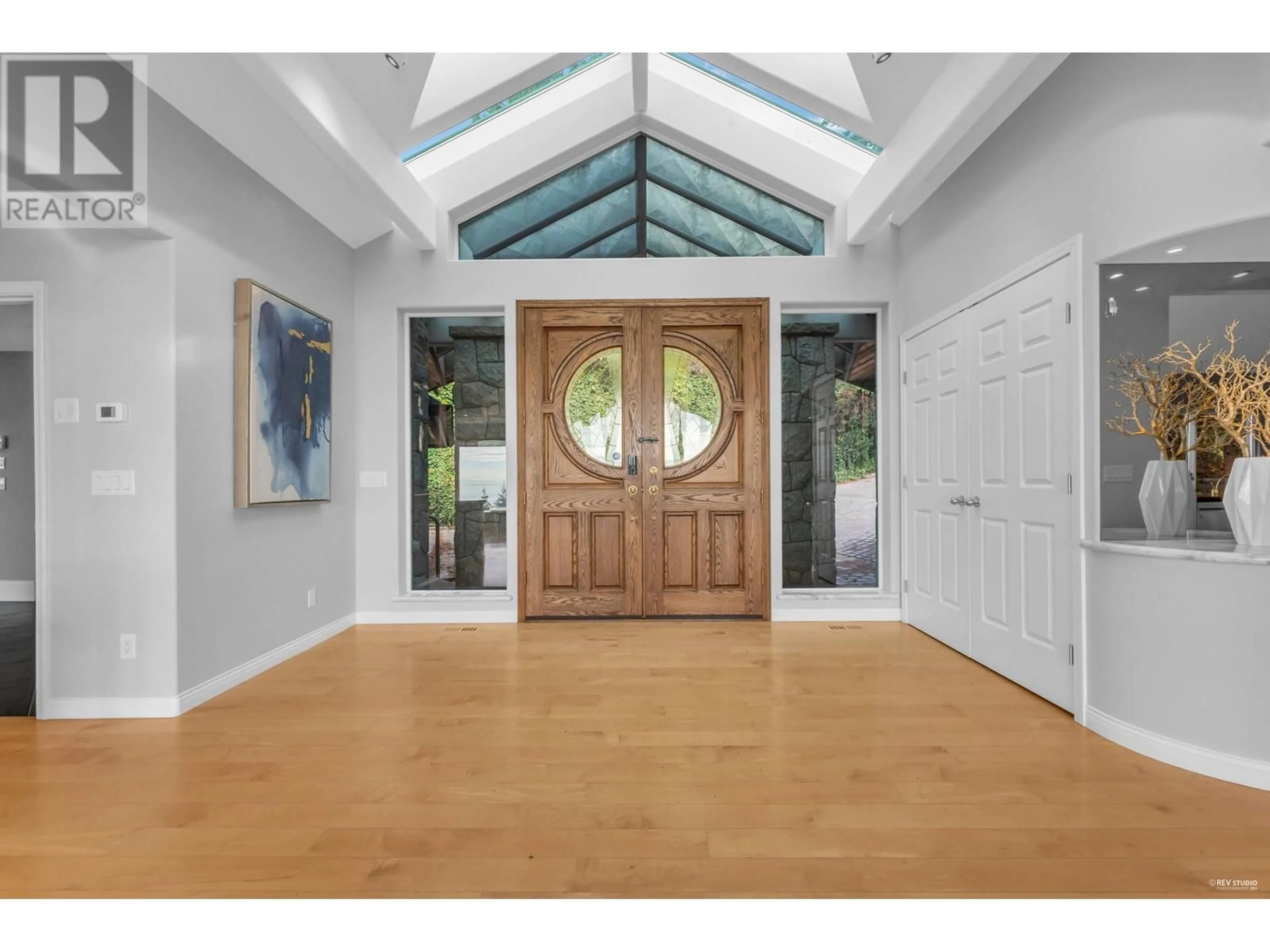 Indoor entryway, wood floors for 4253 ROCKBANK PLACE, West Vancouver British Columbia V7W1A8