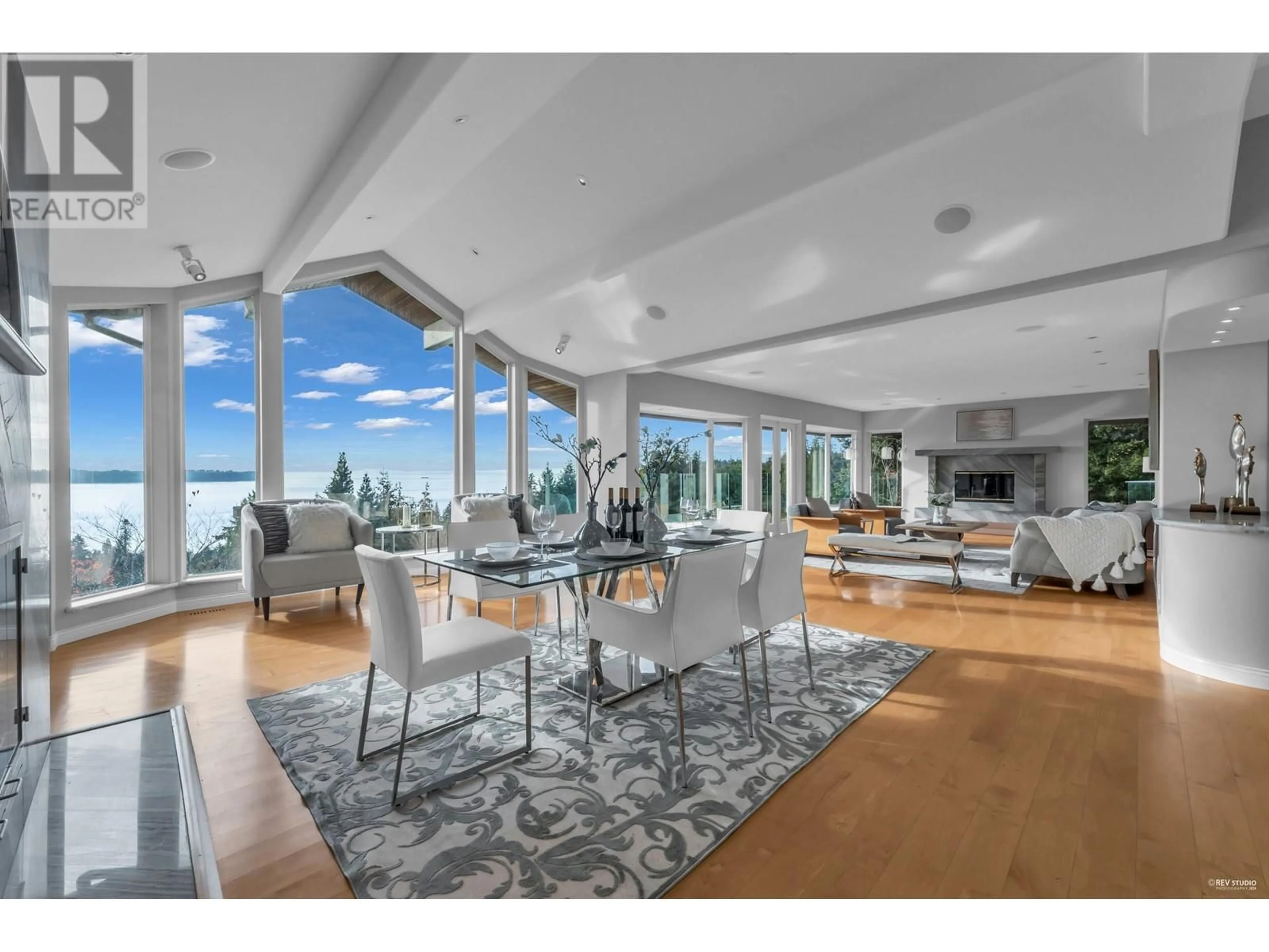 Dining room, wood floors for 4253 ROCKBANK PLACE, West Vancouver British Columbia V7W1A8