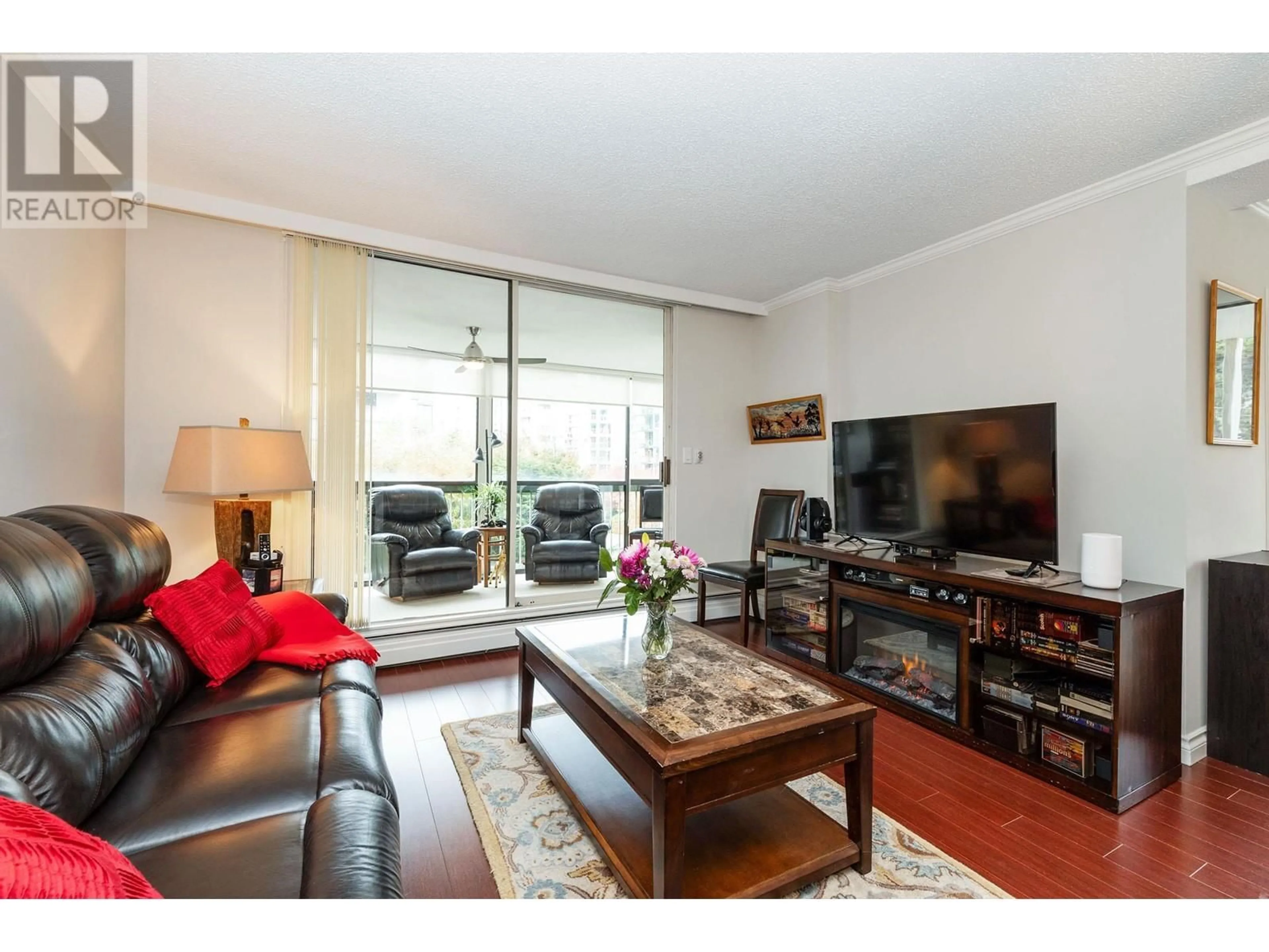 Living room, wood floors for 203 1390 DUCHESS AVENUE, West Vancouver British Columbia V7T1H6