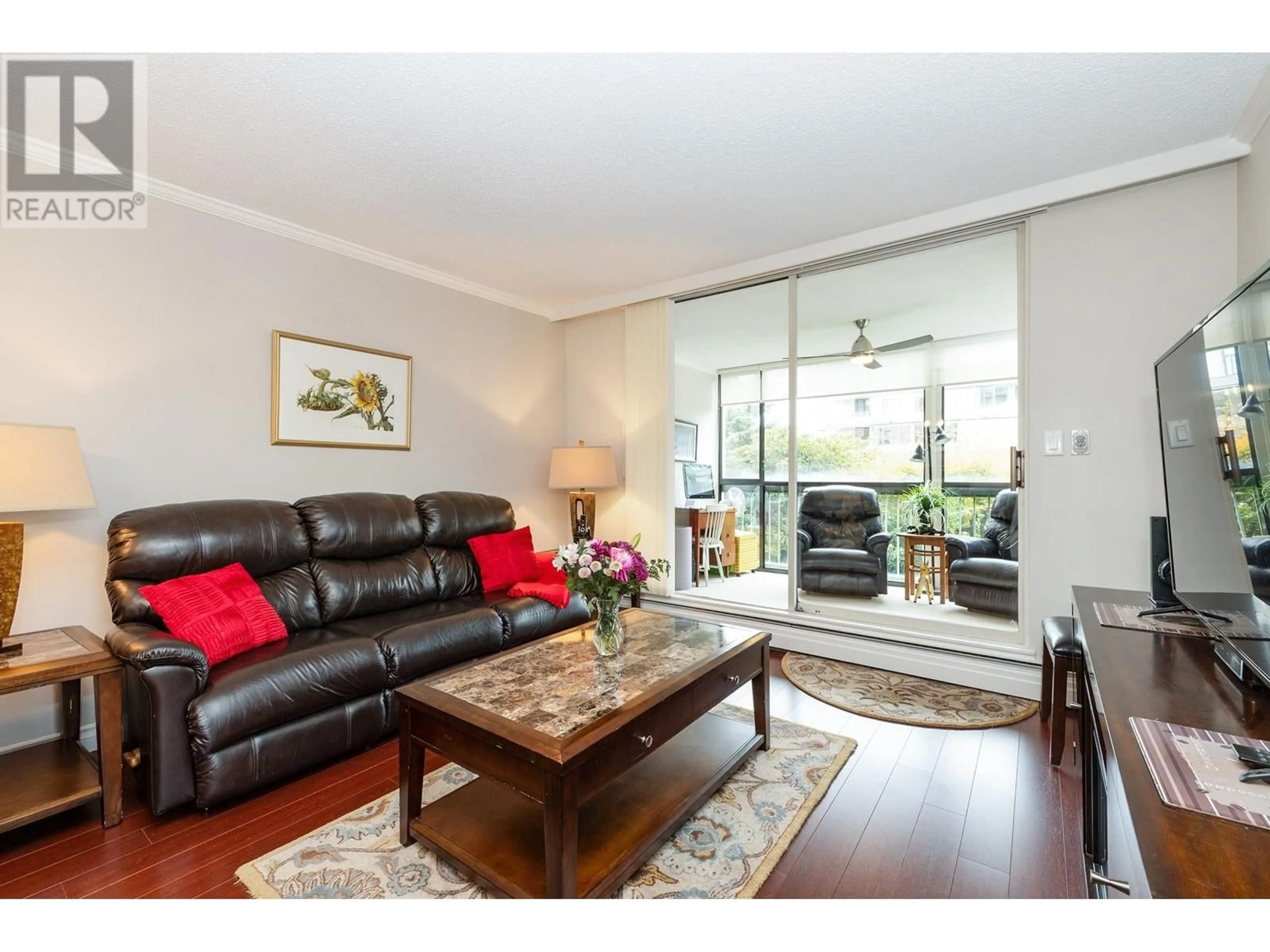 Living room, wood floors for 203 1390 DUCHESS AVENUE, West Vancouver British Columbia V7T1H6