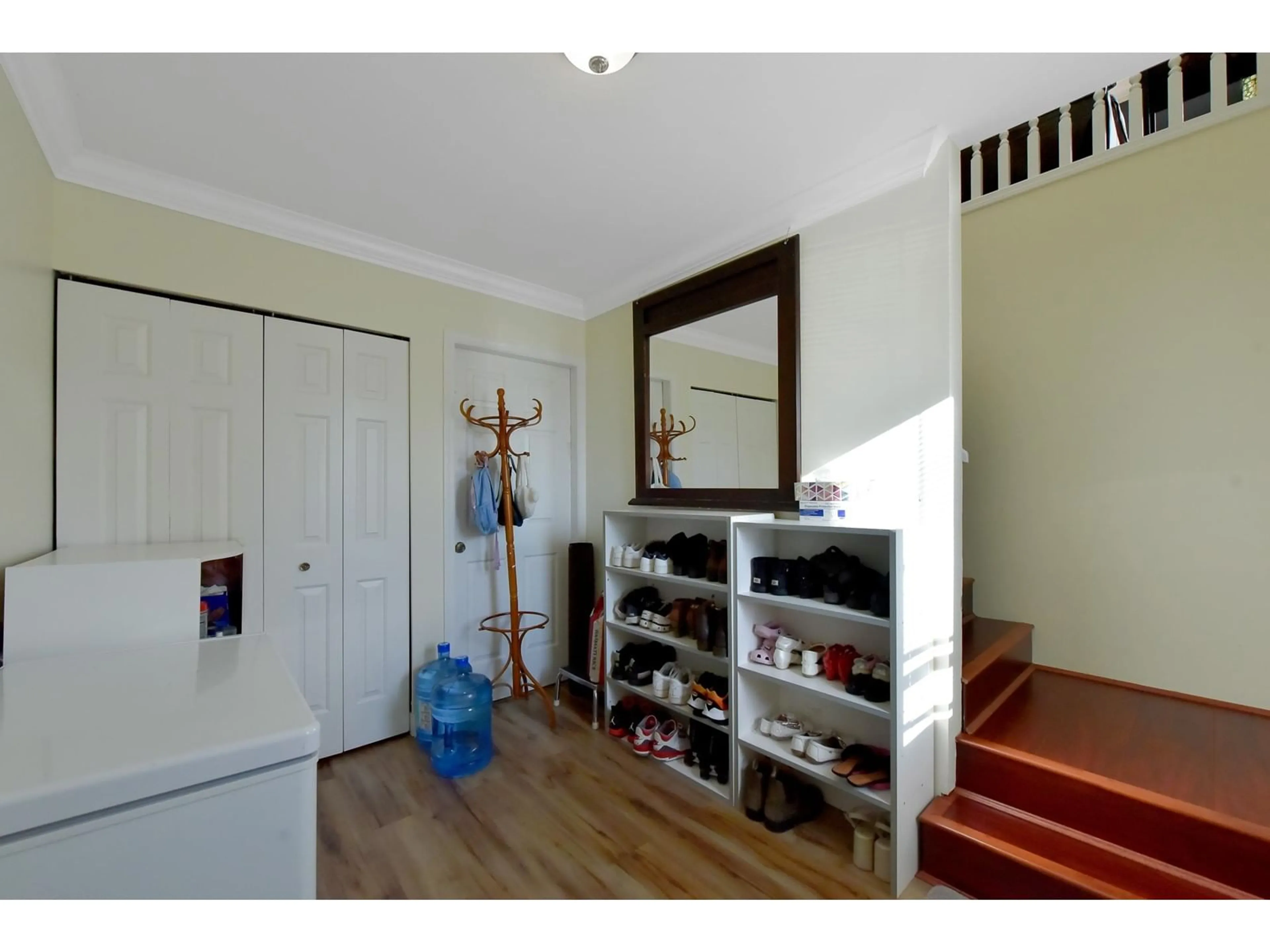 Indoor entryway, wood floors for 9125 SNOWDON PLACE, Surrey British Columbia V3V7T5