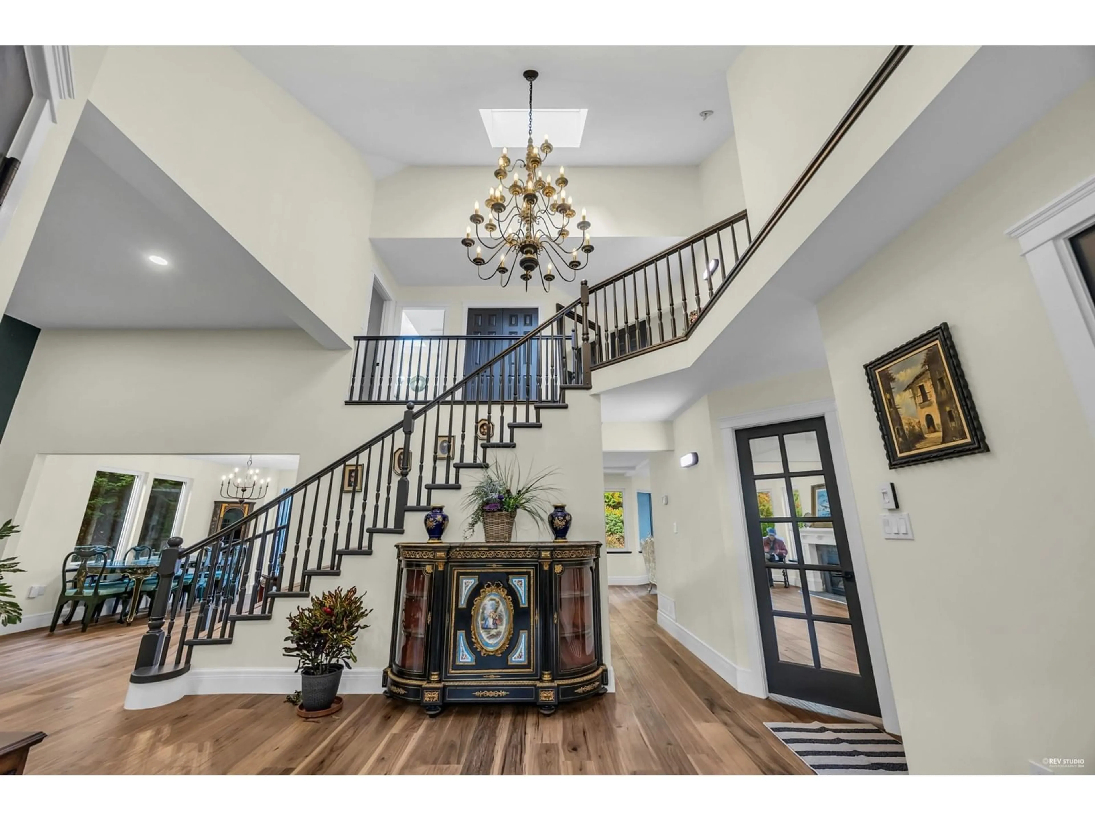 Indoor foyer, wood floors for 13621 18 AVENUE, Surrey British Columbia V4A1W5