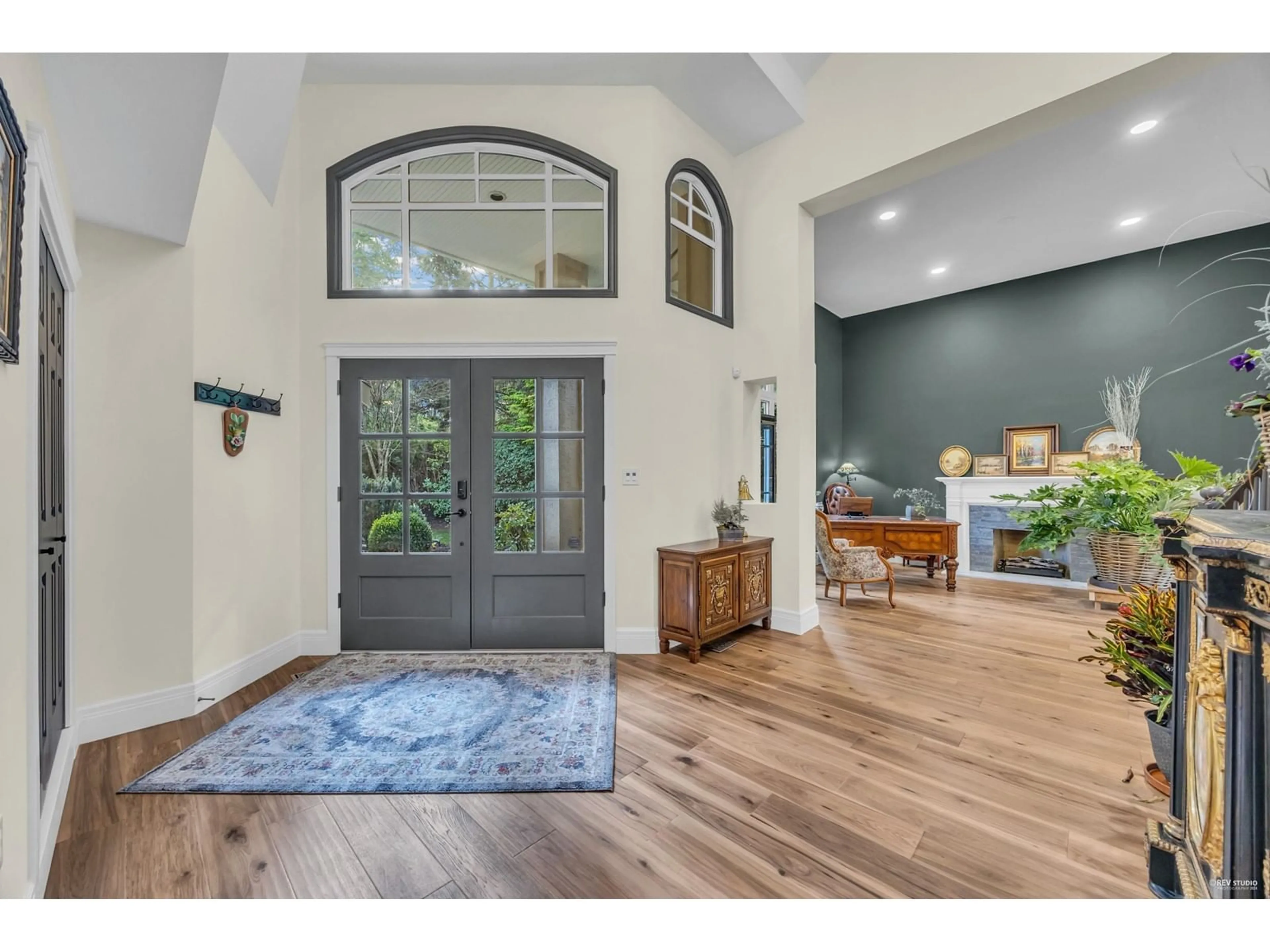 Indoor entryway, wood floors for 13621 18 AVENUE, Surrey British Columbia V4A1W5